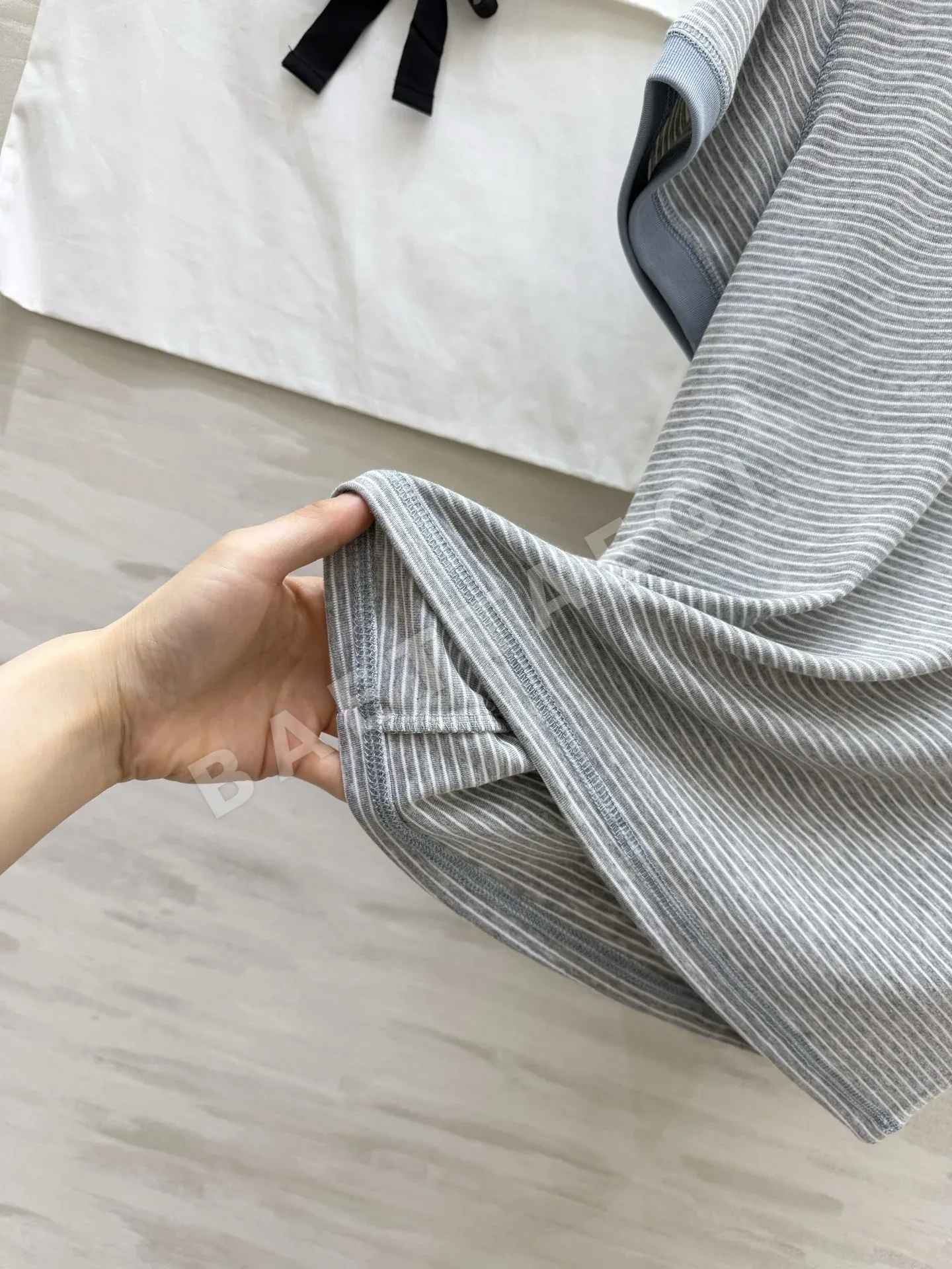 샤넬 카멜리아 3D 로고 스트라이프 반팔 티셔츠 상세 이미지 5