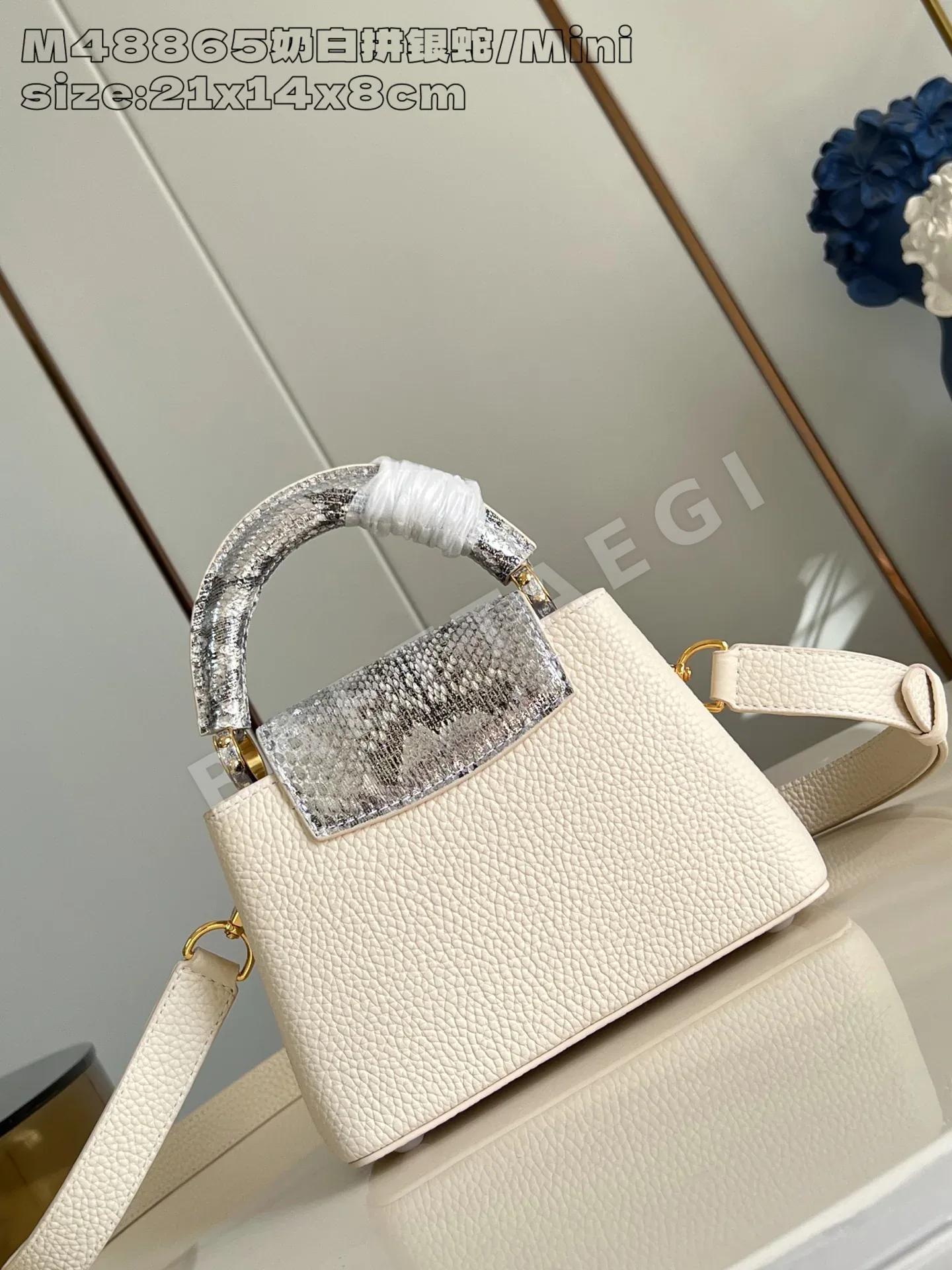 루이비통 M48865 화이트 카푸신 핸드백 미니 상세 이미지 5