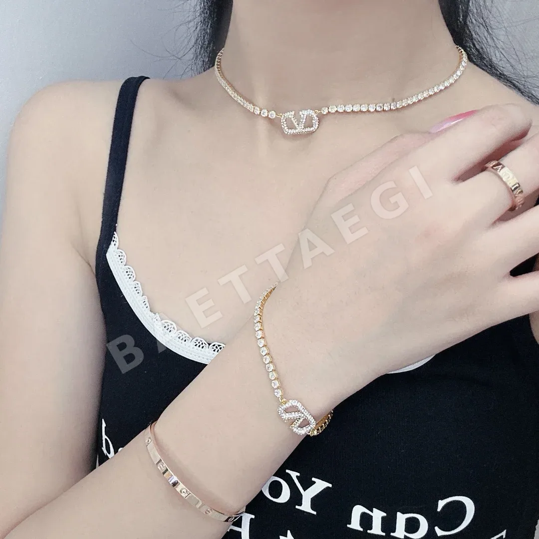 발렌티노 골드 크리스탈 장식 목걸이 63687