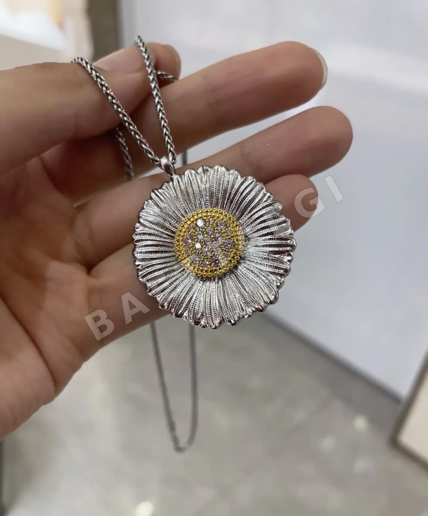 부첼라티 데이지 다이아몬드 장식 V자형 골드 목걸이 상세 이미지 5
