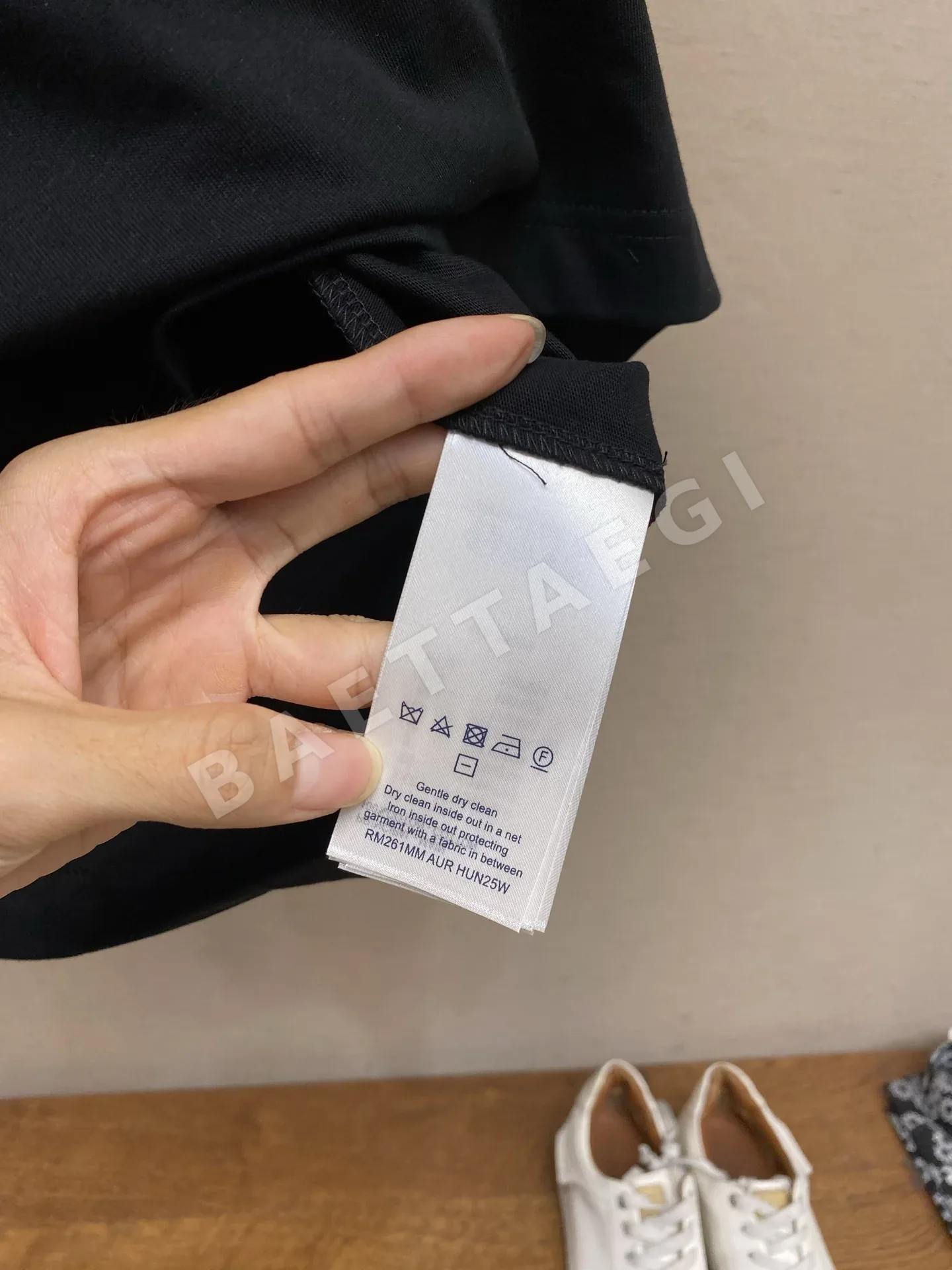 루이비통 골드 로고 포켓 크루넥 반팔 티셔츠 상세 이미지 8