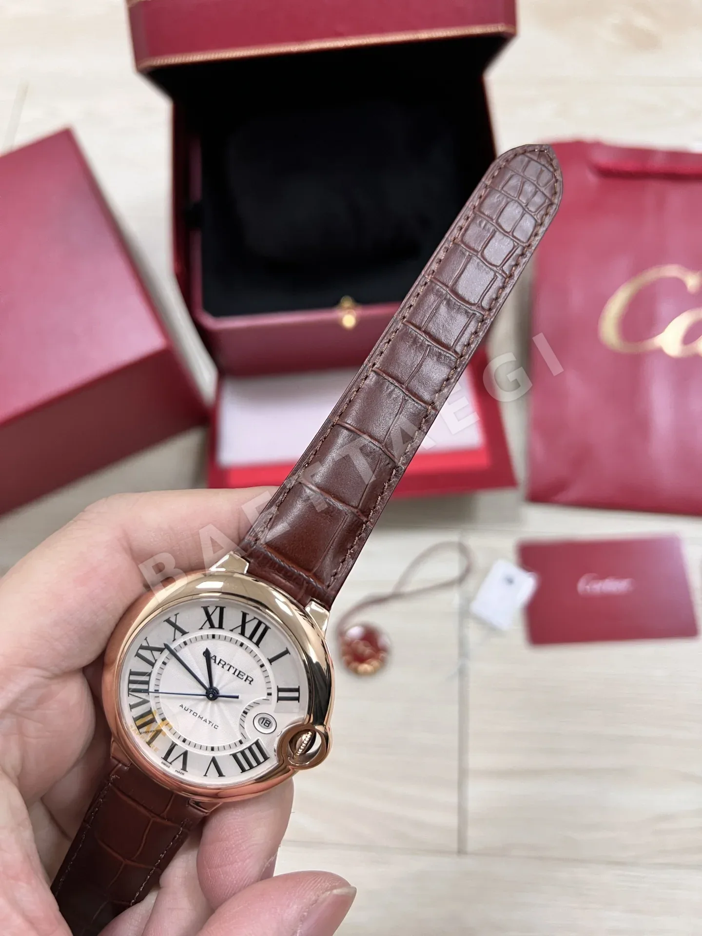 까르띠에 발롱블루 AF공장 2824 오토매틱 무브먼트 로즈골드 블루 가죽스트랩 레플리카 42724 Cartier 상세 이미지 9