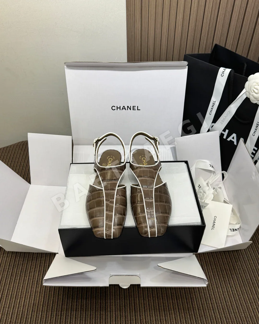 샤넬 크로커다일 엠보싱 레이스 샌들 156930
