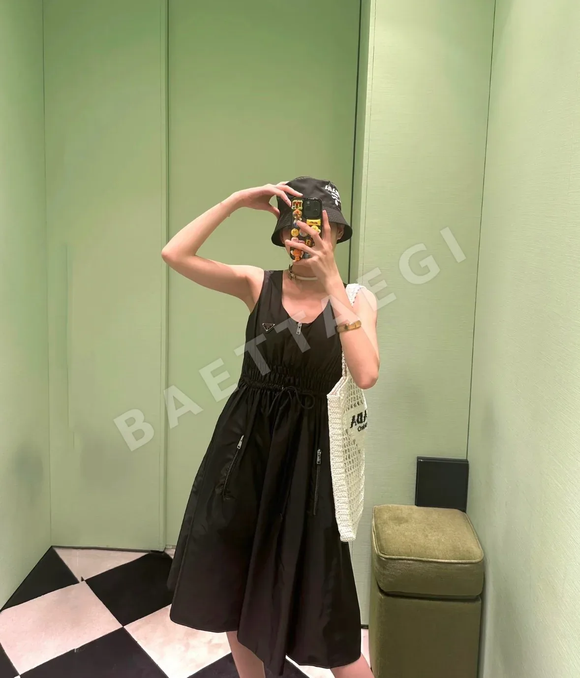 프라다 리사이클 나일론 하프 지퍼 V넥 원피스 상세 이미지 9