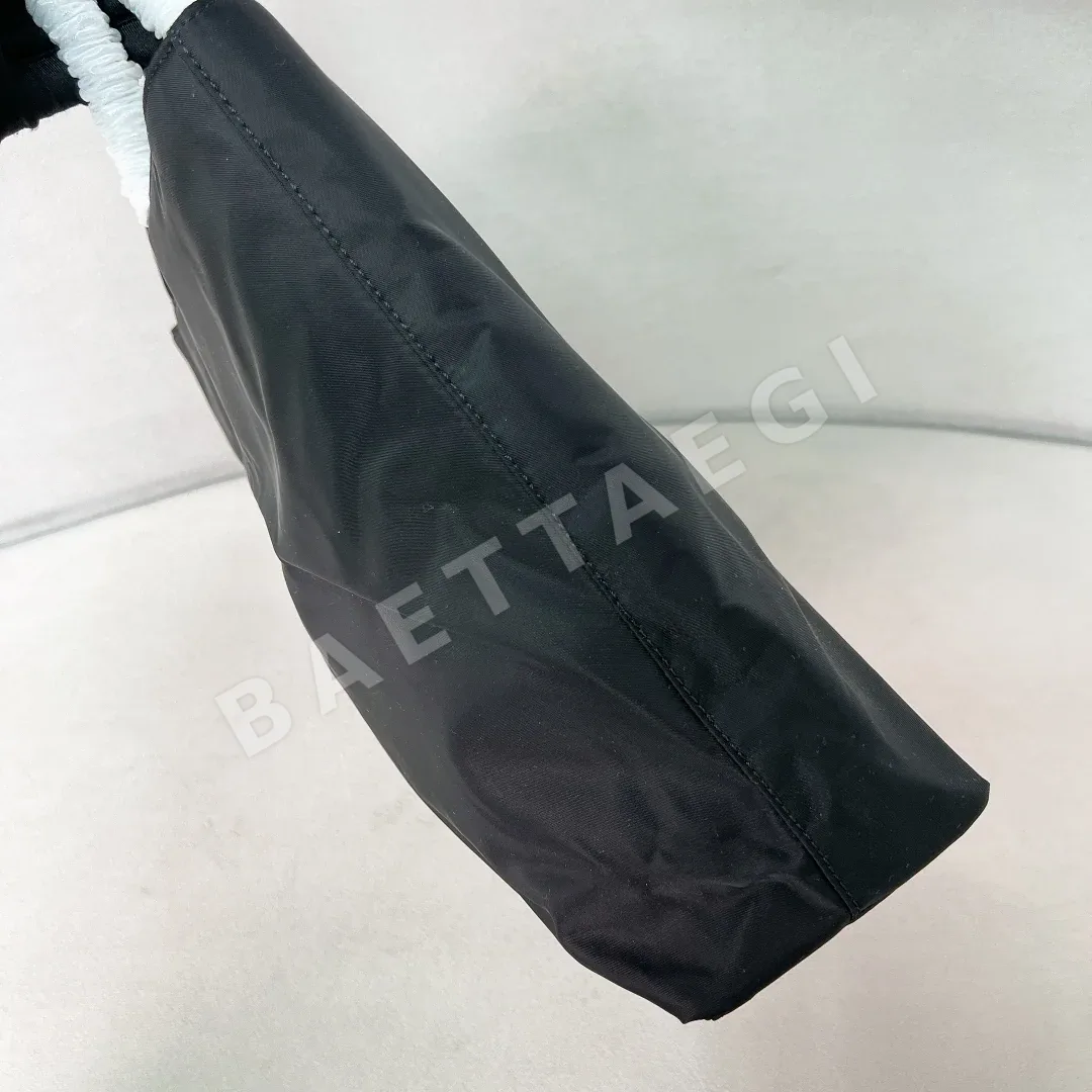 프라다 나일론 삼각 에나멜 장식 토트백 상세 이미지 2