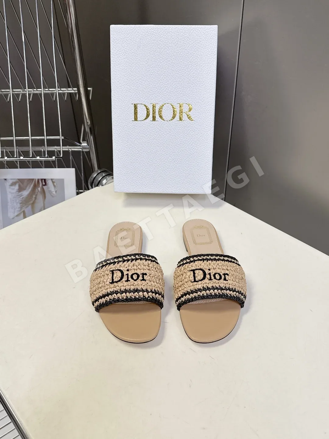디올 자수 장식 플랫 샌들 98394
