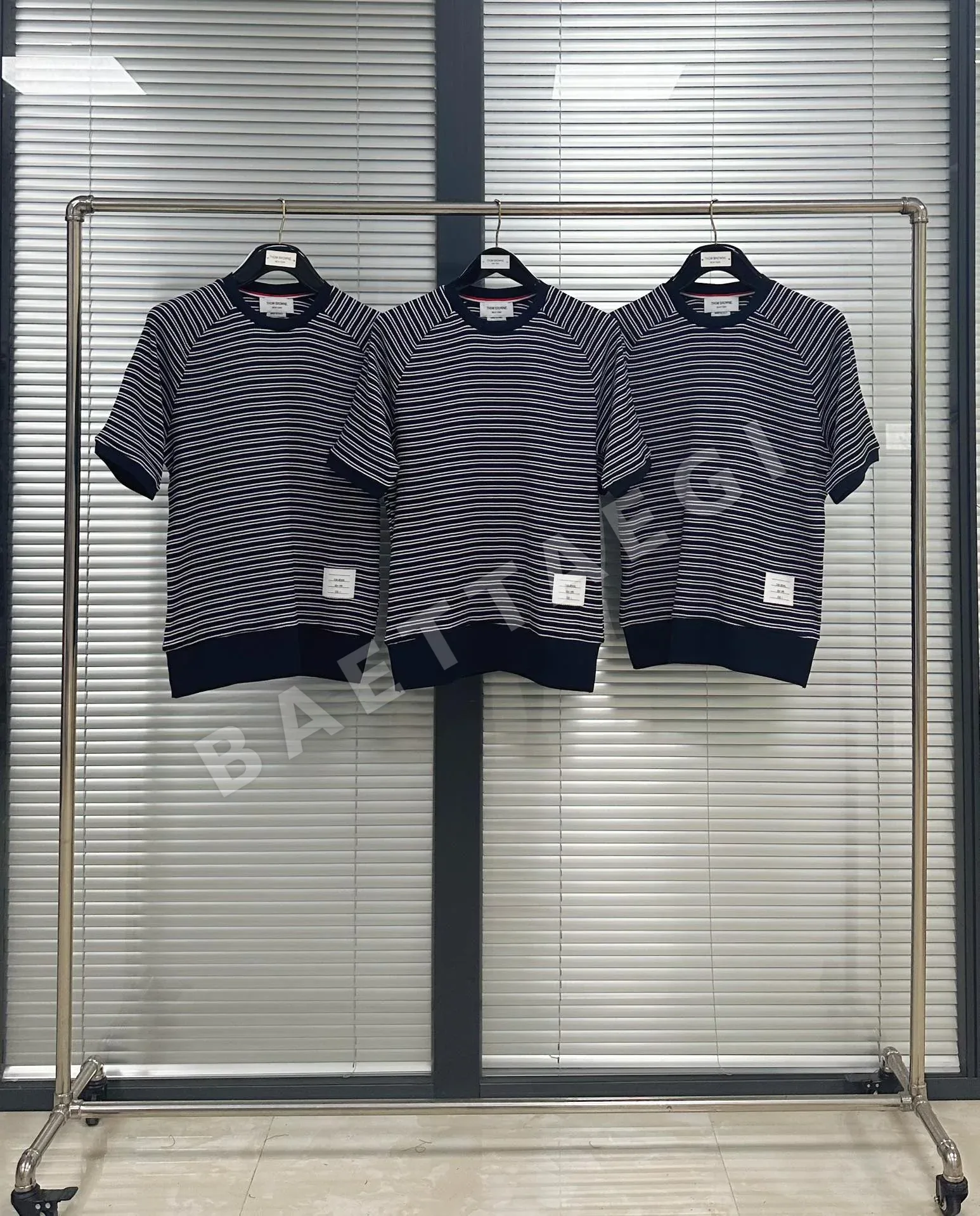 톰브라운 4바 스트라이프 크루넥 반팔 티셔츠 50638