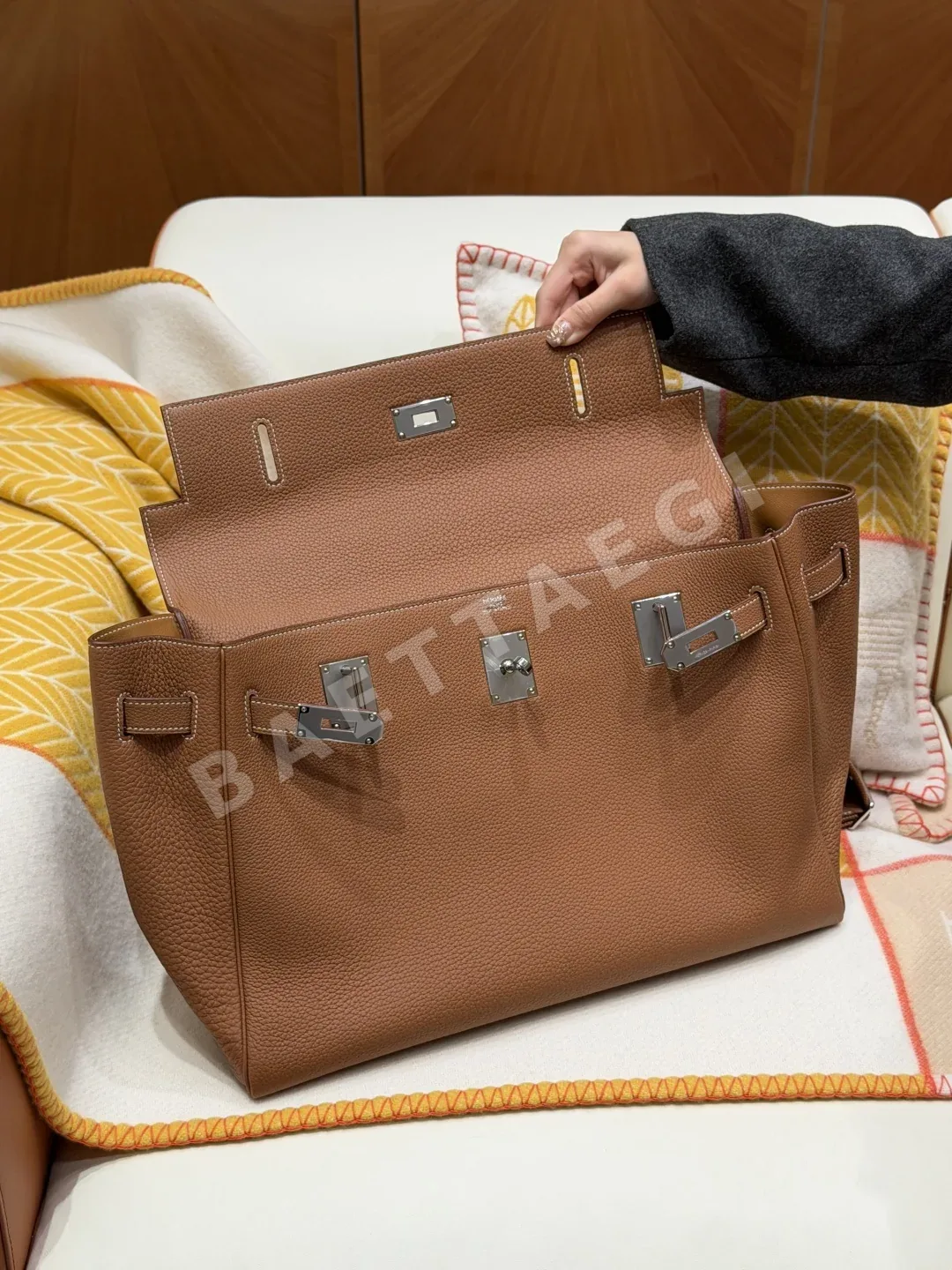 에르메스 켈리 맥시 42 토고 가죽 가방 실버 하드웨어 18228