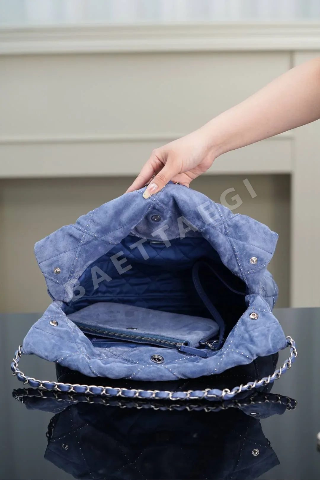 샤넬 스웨이드 리벳 숄더백 상세 이미지 9