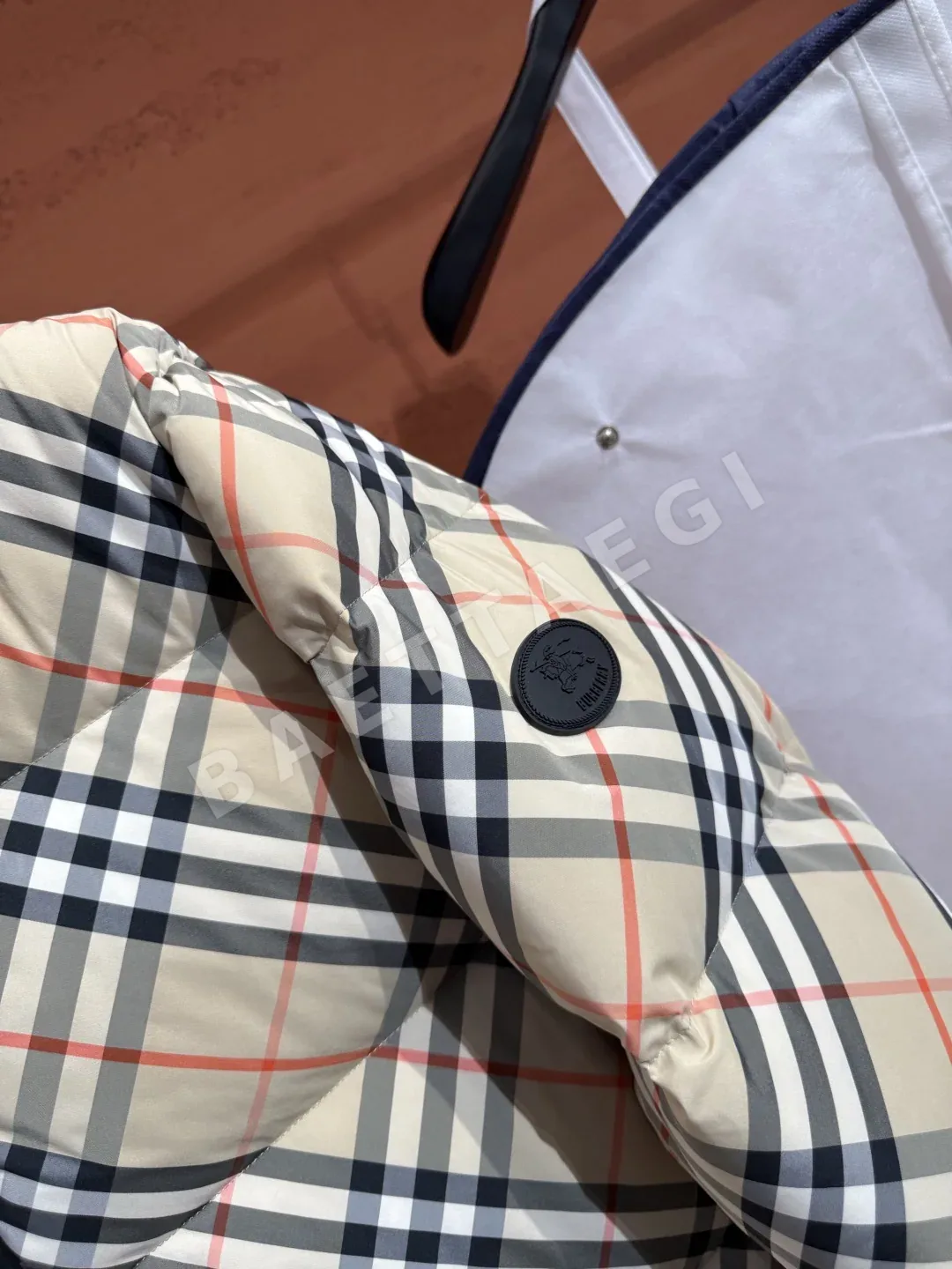 버버리 여성 화이트 덕다운 패딩 상세 이미지 4