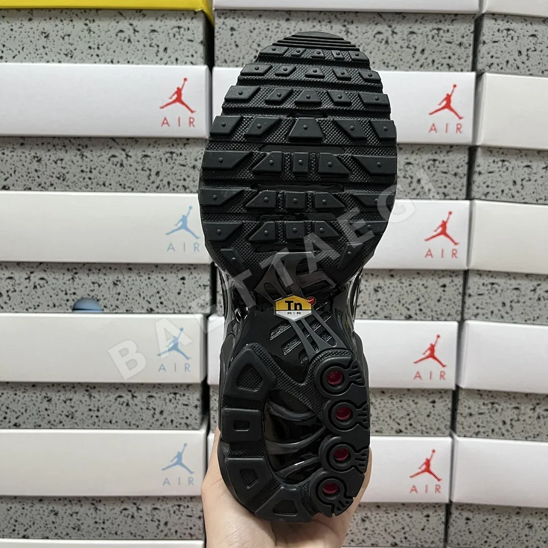 나이키 [DF] 에어 맥스 플러스 SE HJ9743-001 201075 Nike Air Max Plus SE Black Chrome 상세 이미지 5