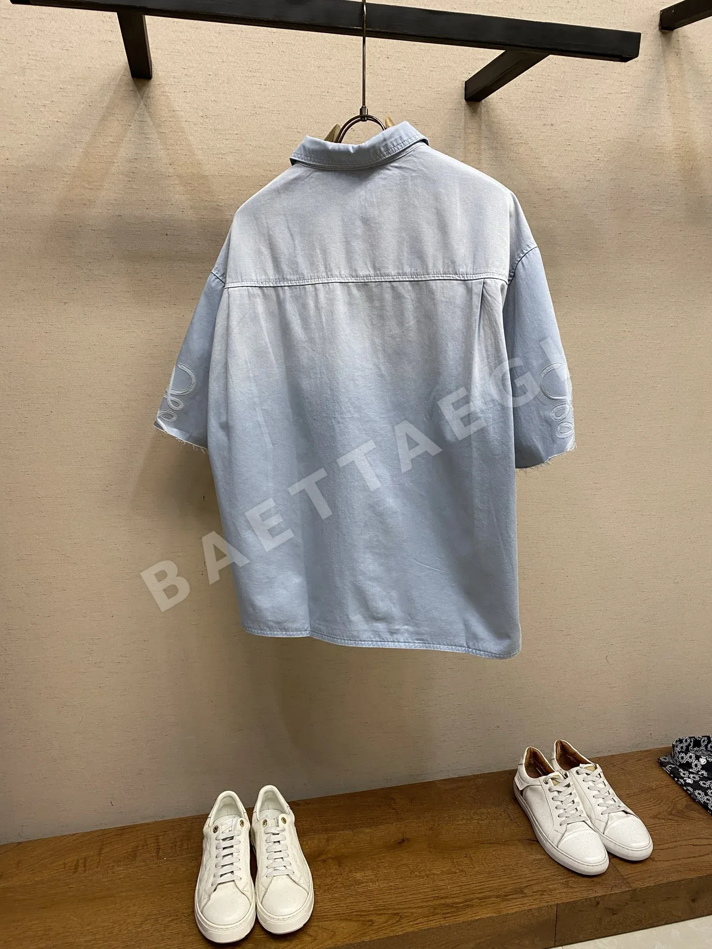 로에베 카라 반팔 티셔츠 상세 이미지 2