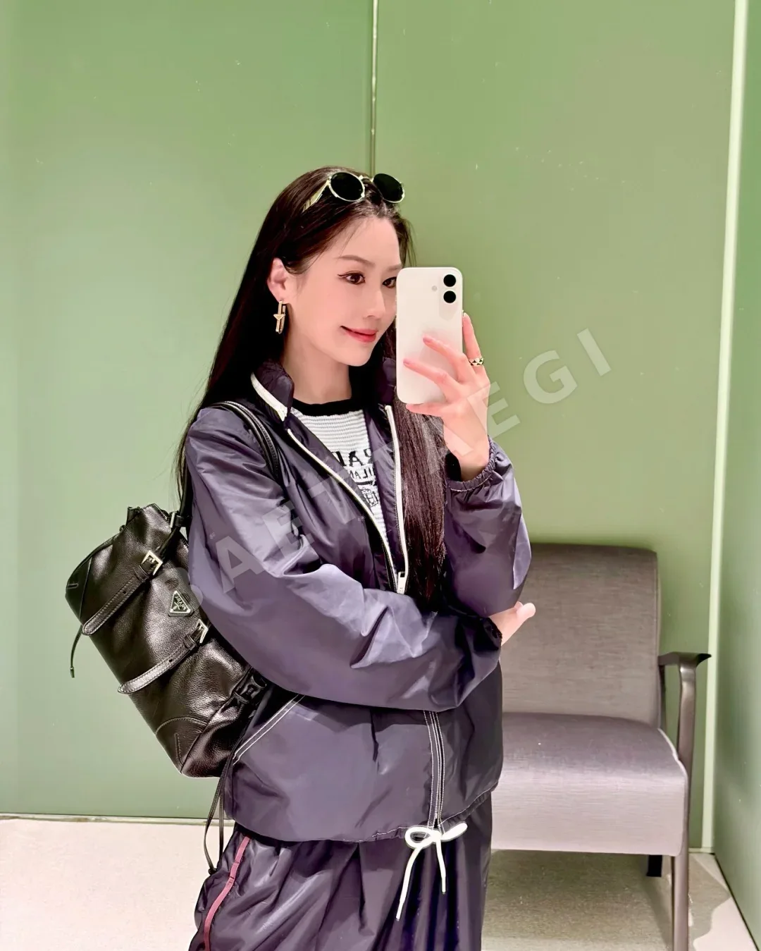 프라다 네이비 후드 나일론 자켓 상세 이미지 2