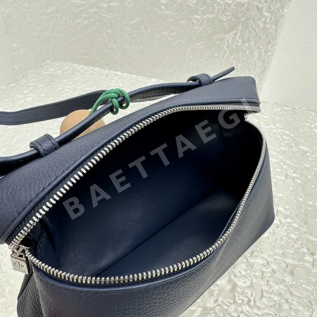 로로피아나 미드나이트 블루 엑스트라 포켓 핸드백 상세 이미지 7