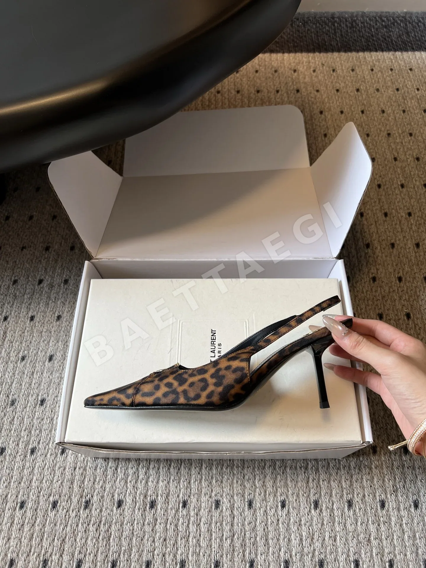 생로랑 YSL 메탈 로고 포인티드 토 백리스 스틸레토 샌들 상세 이미지 5