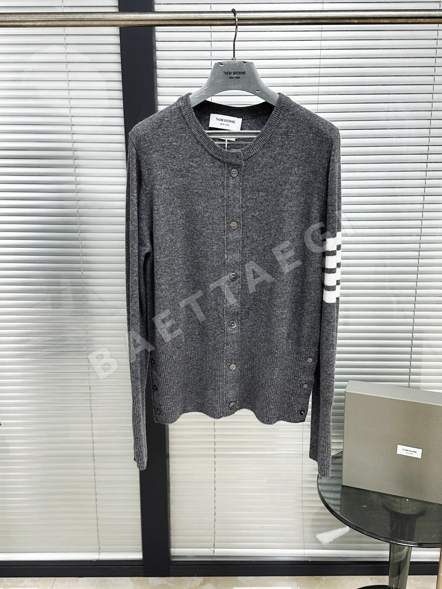 톰브라운 울 크루넥 6 버튼 가디건 상세 이미지 2