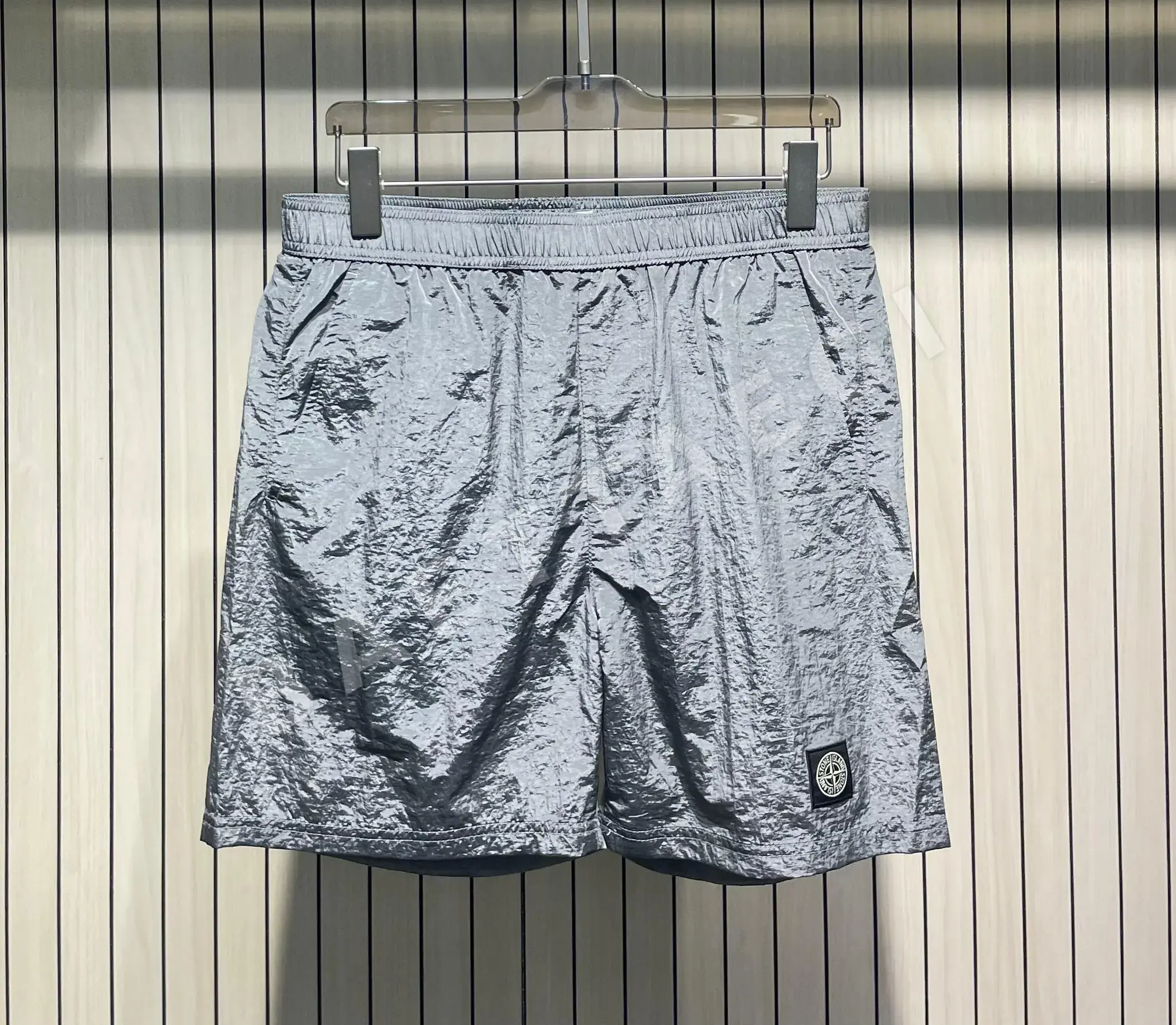 스톤아일랜드 경량 메탈릭 나일론 허리밴드 반바지 상세 이미지 2