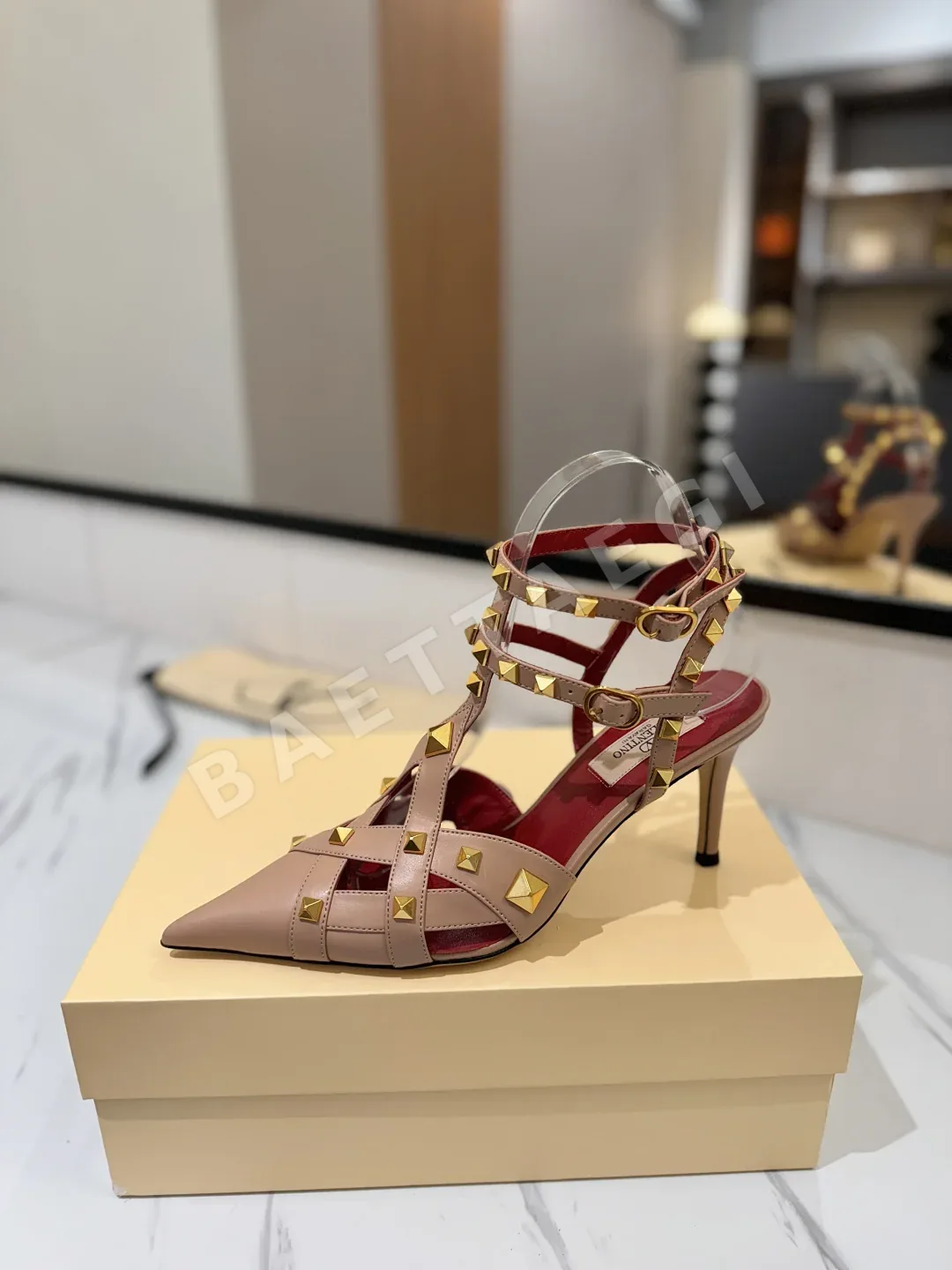 발렌티노 스타디 뾰족버클 스틸레토 힐 9 cm 신발 상세 이미지 4