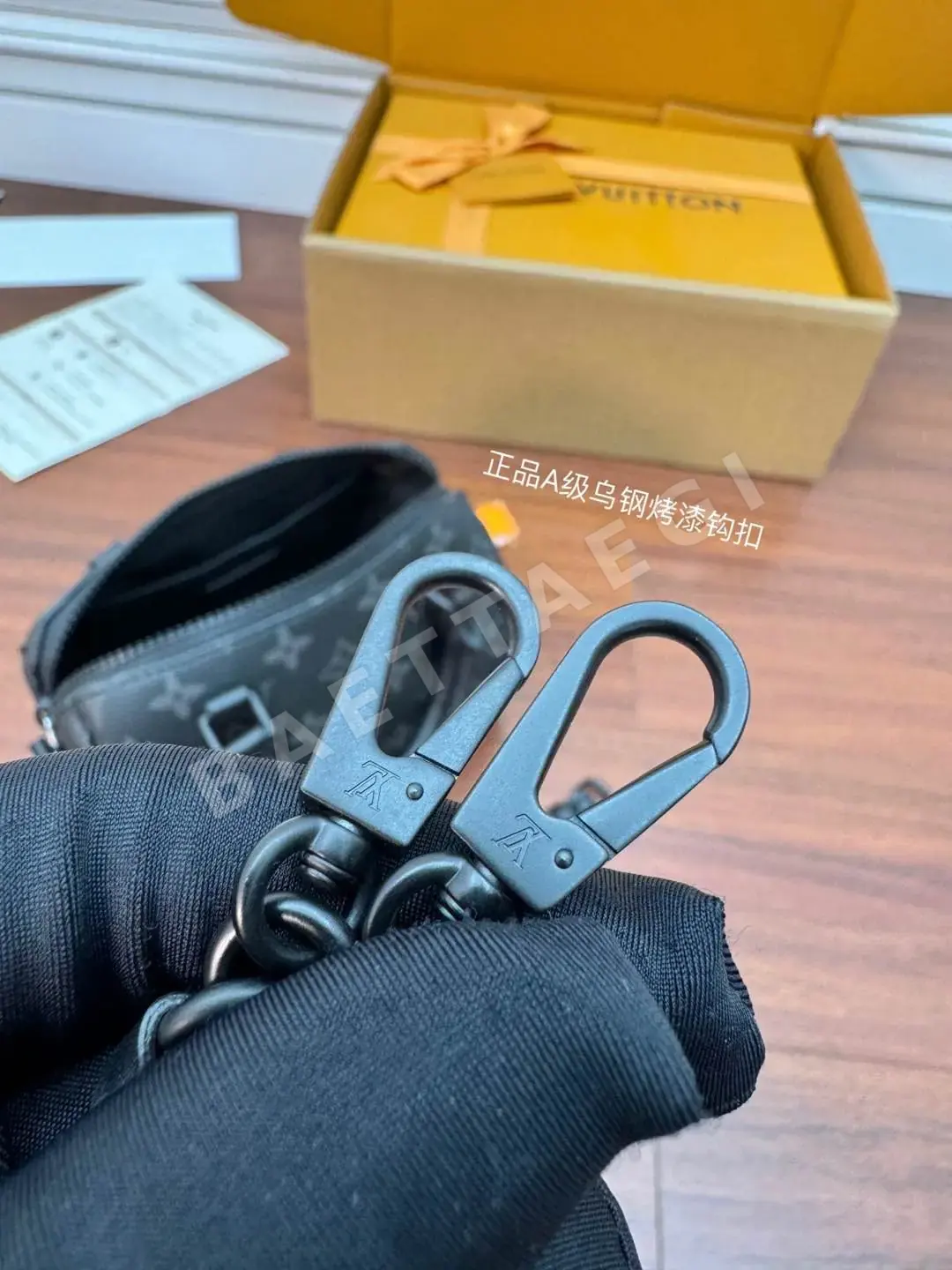 루이비통 M24606 가죽 가방 상세 이미지 6