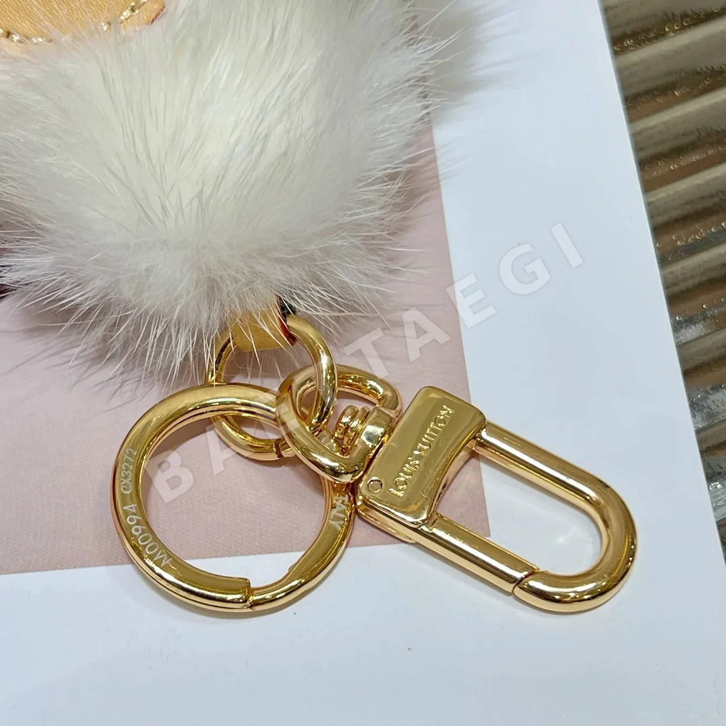 루이비통 밍크 퍼 폼폼 키링 상세 이미지 8