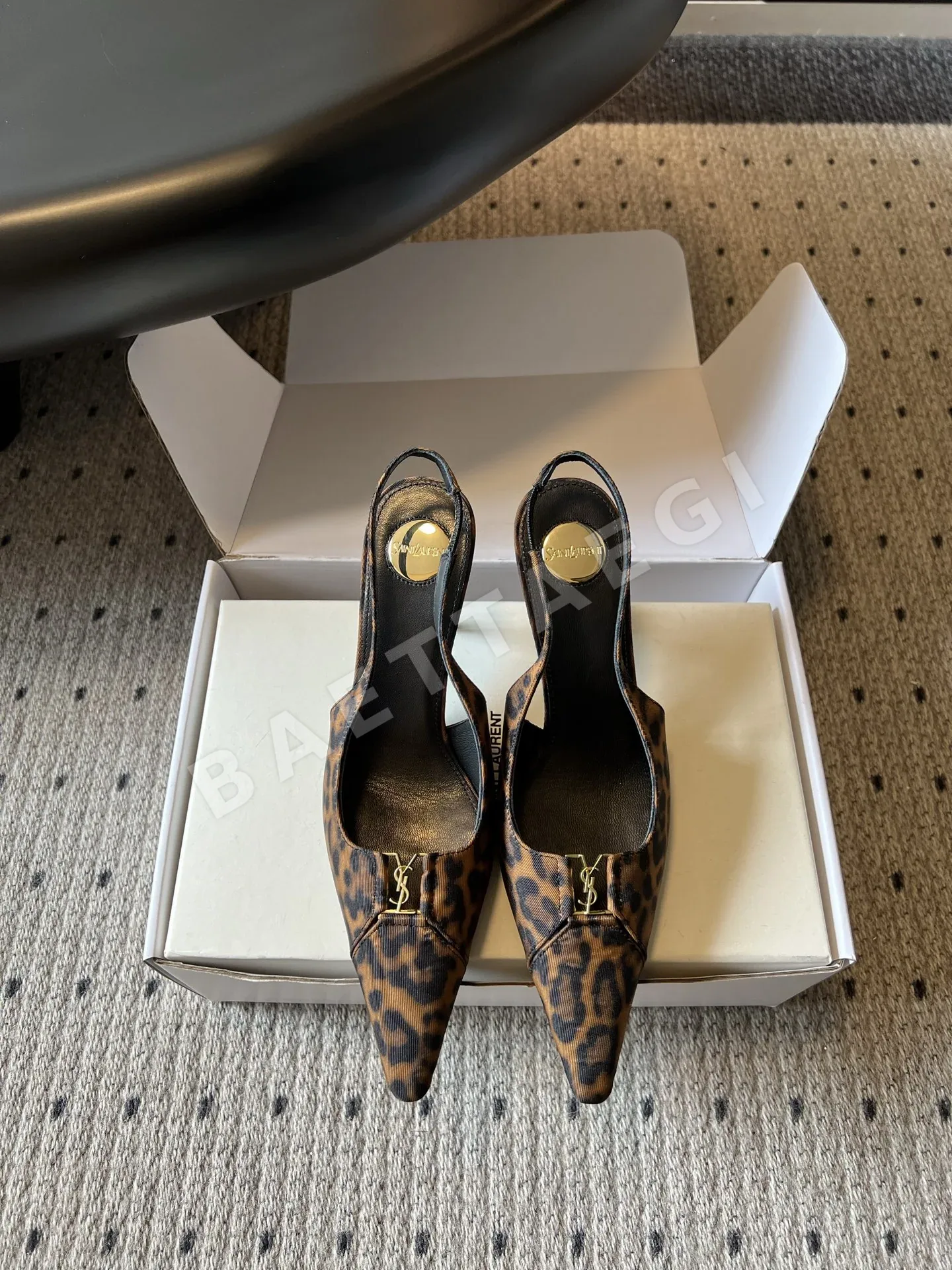생로랑 YSL 메탈 로고 포인티드 토 백리스 스틸레토 샌들 129540