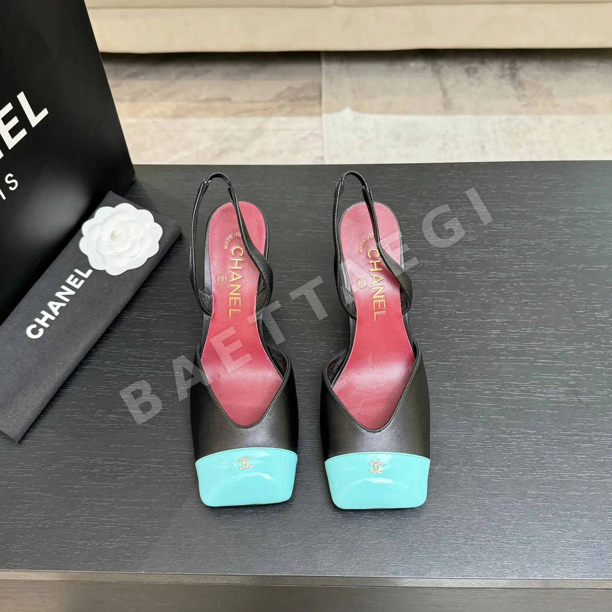 샤넬 더블 C 스티치 스퀘어 토 백리스 샌들 98614