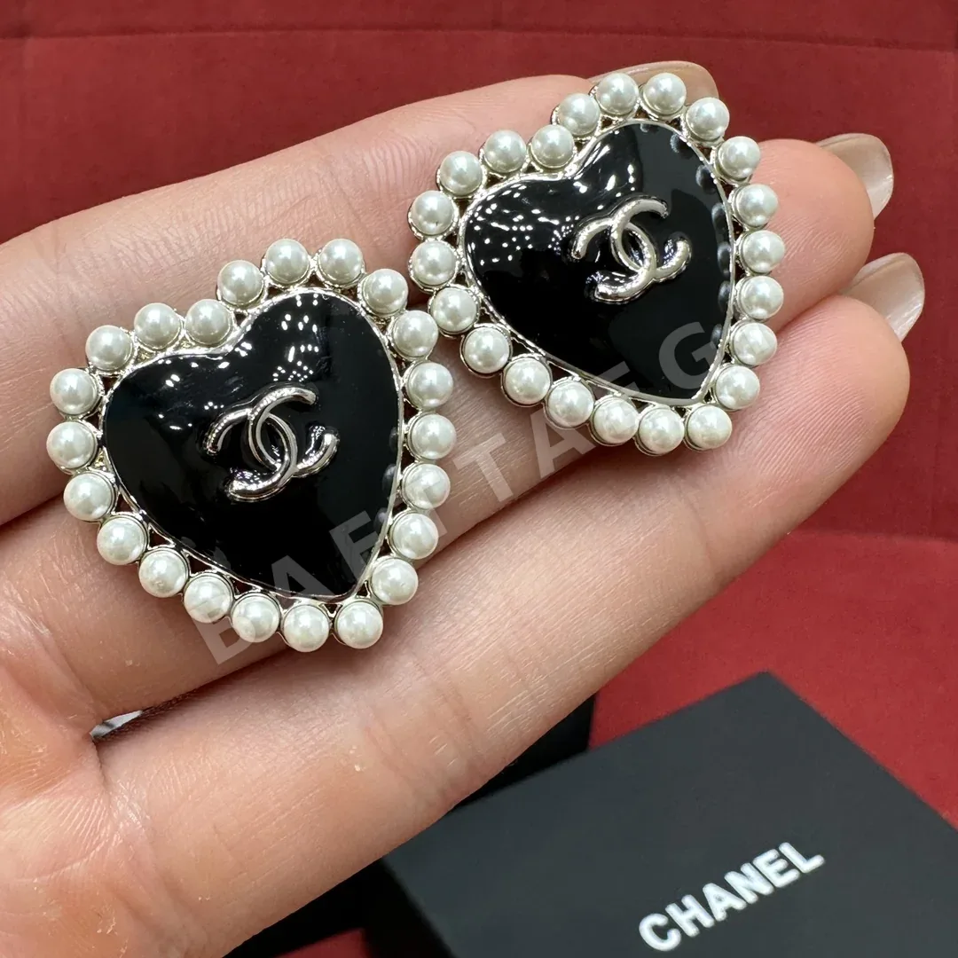 샤넬 비즈 하트 에나멜 더블 C 귀걸이 178151