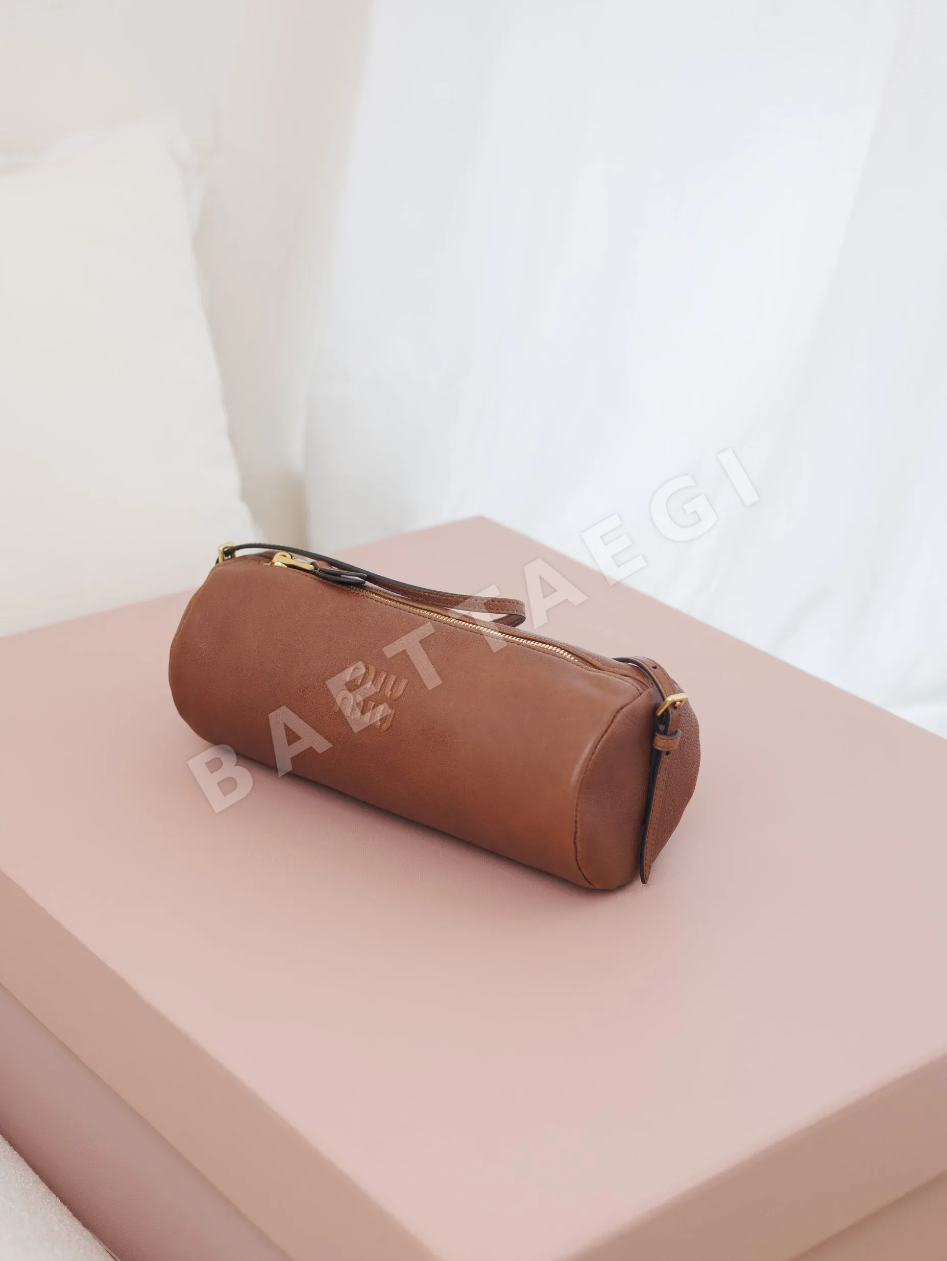 미우미우 오크 램스킨 숄더 파우치 상세 이미지 2