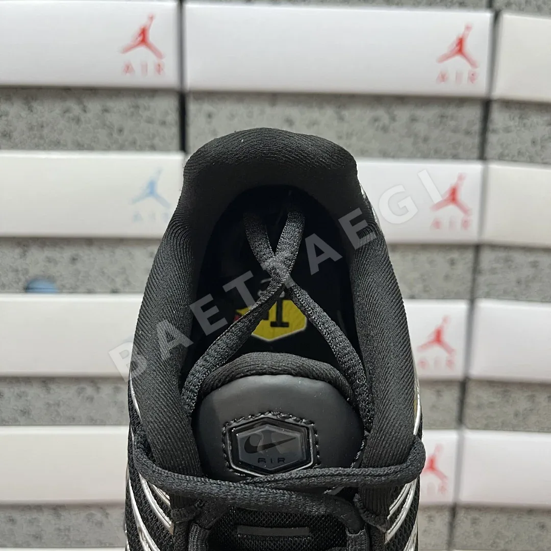 나이키 [DF] 에어 맥스 플러스 SE HJ9743-001 201075 Nike Air Max Plus SE Black Chrome 상세 이미지 4