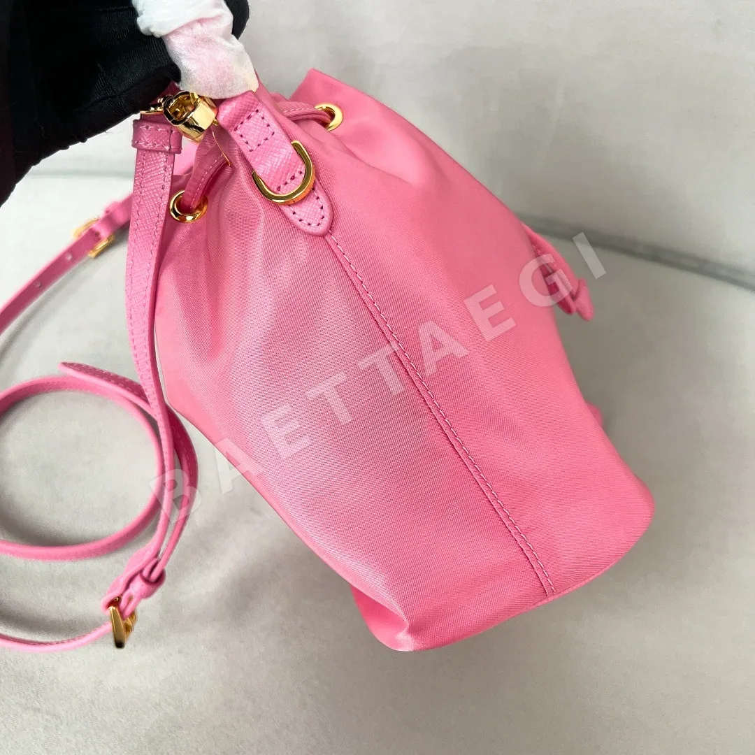 프라다 나일론 복각 버킷백 1BE067 상세 이미지 3