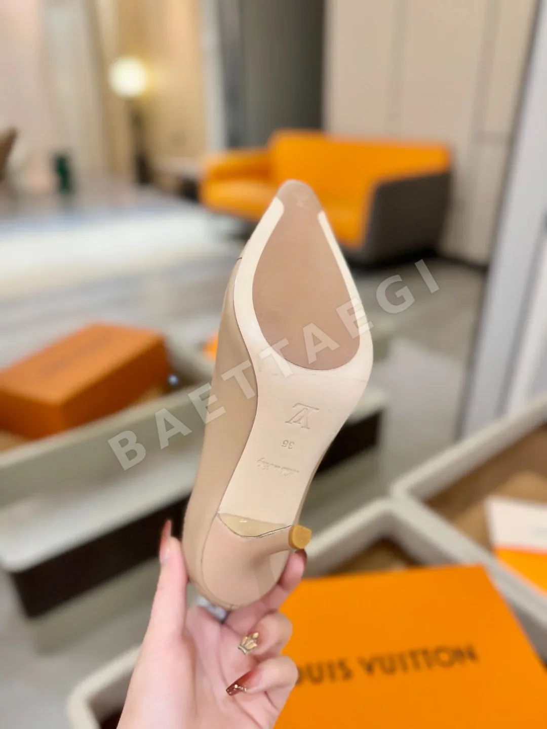 루이비통 모노그램 엠보스 레더 미드힐 여성 구두 상세 이미지 8