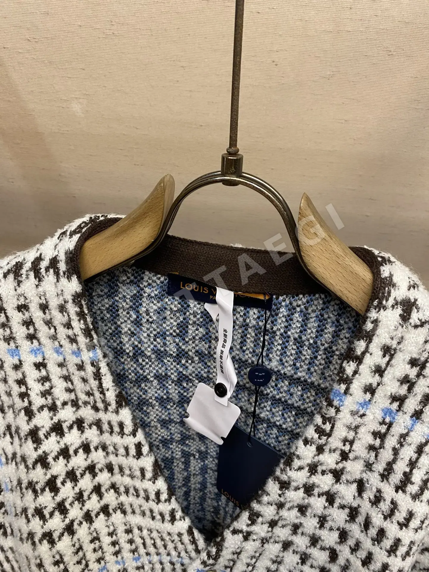 루이비통 체크 V넥 남성 가디건 상세 이미지 3
