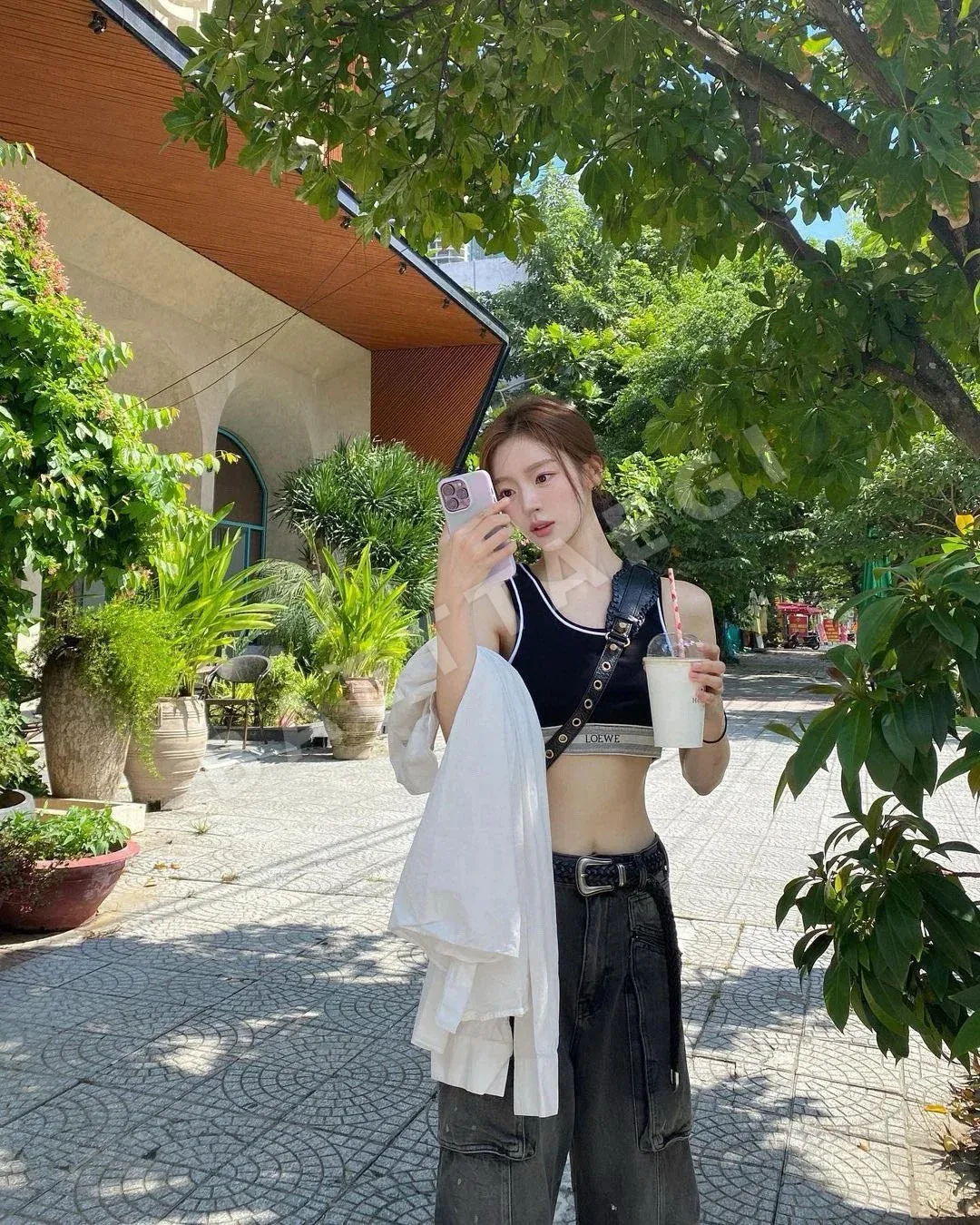 로에베 슬림핏 대비 파이핑 반팔 여성 티셔츠 137726