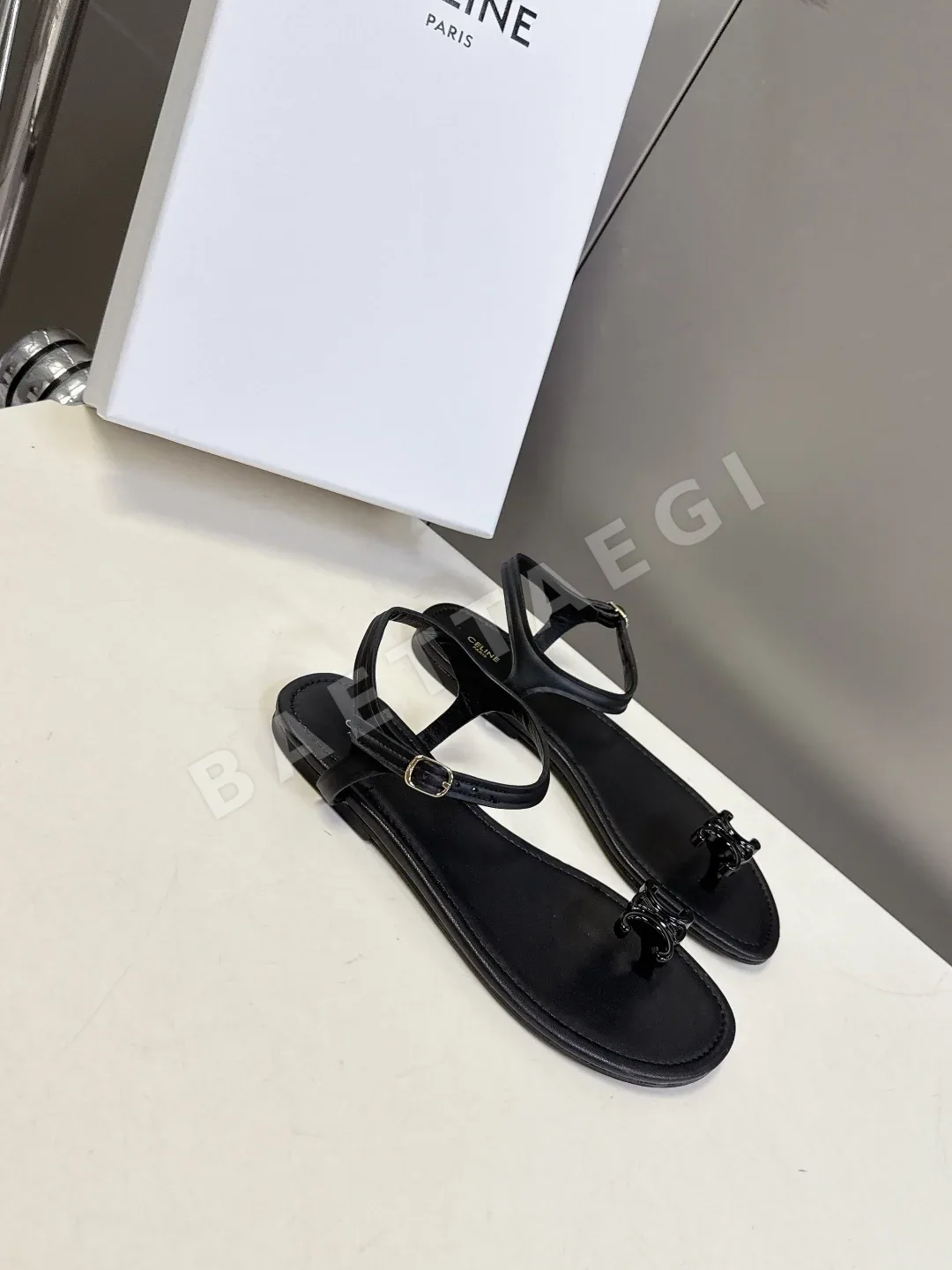 셀린느 개선문 로고 T 스트랩 샌들 상세 이미지 2