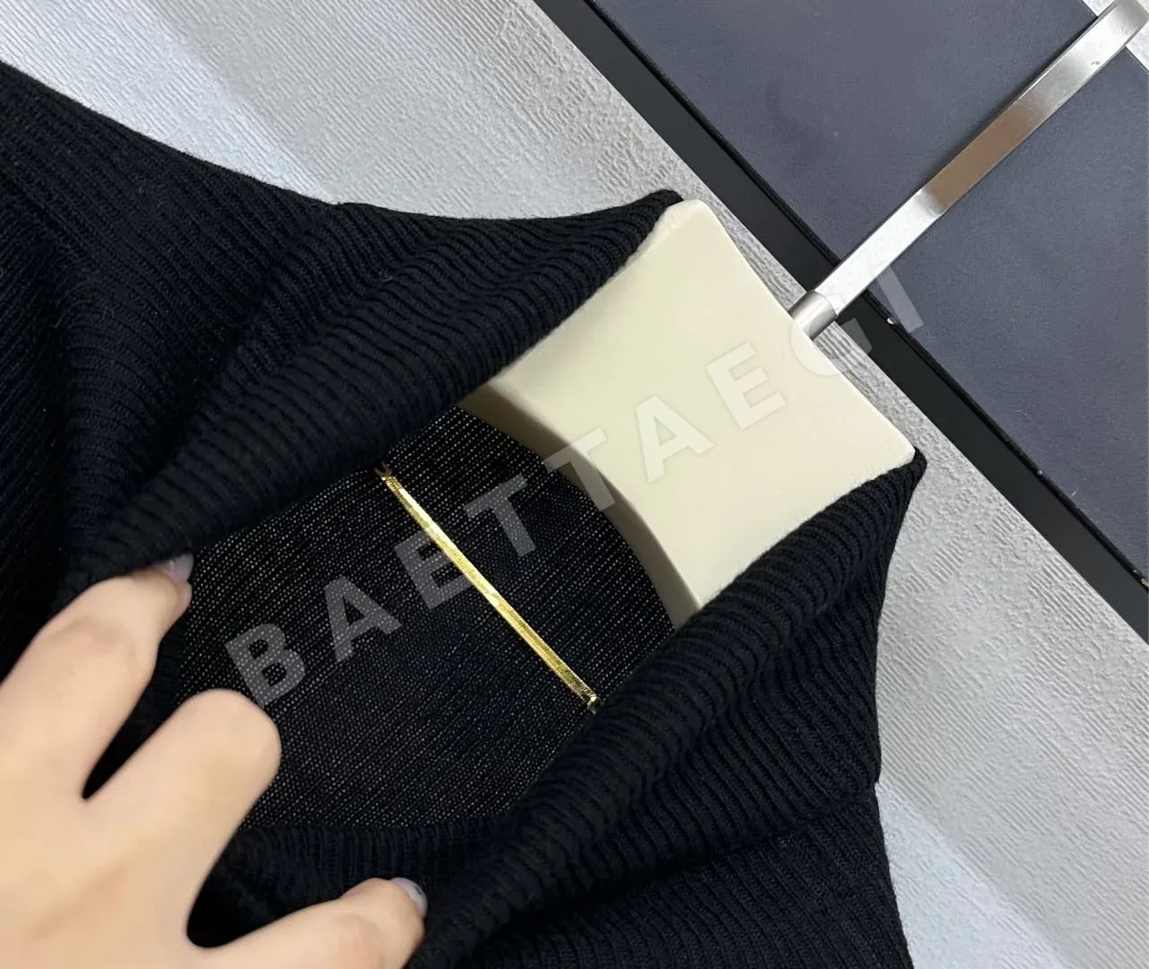 생로랑 여성 긴팔 티셔츠 상세 이미지 4