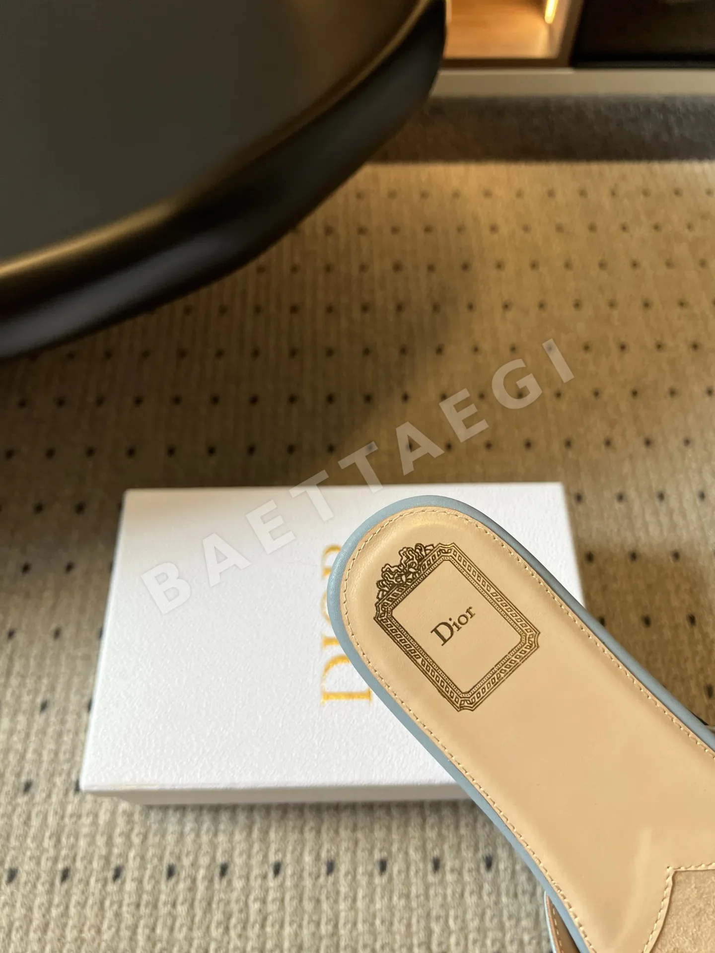 디올 리본 장식 플랫 샌들 상세 이미지 7
