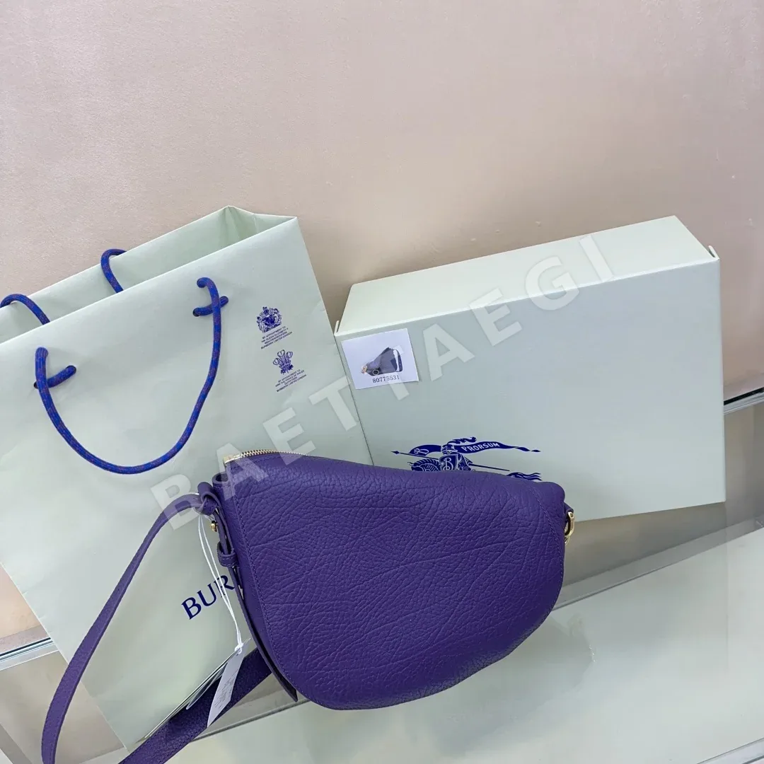 버버리 나이트 워리어 그레인드 카프스킨 숄더백 상세 이미지 8