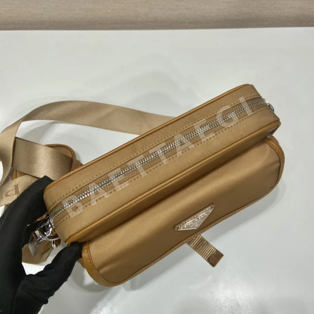 프라다 나일론 메신저백 상세 이미지 6