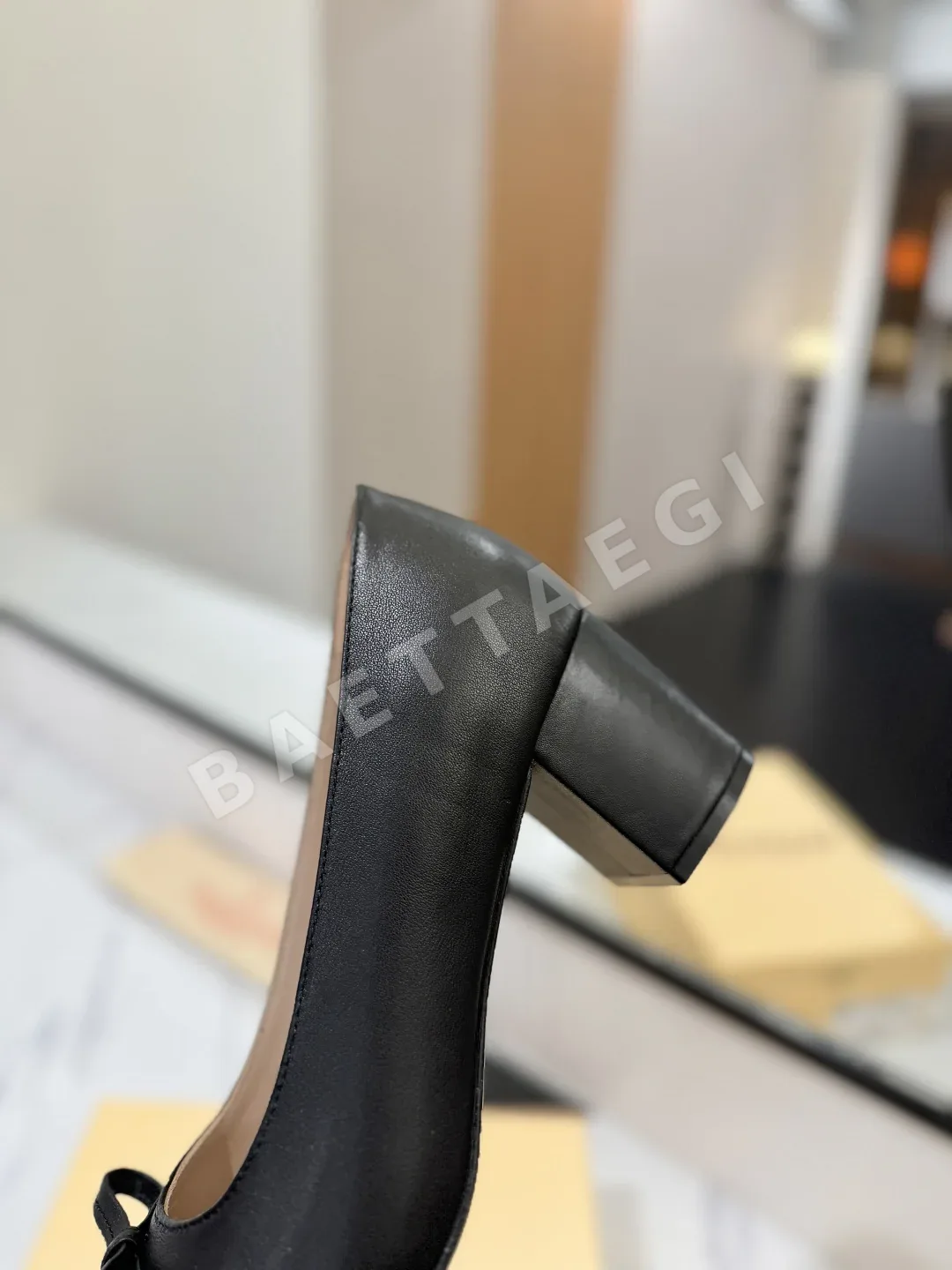 발렌티노 라운드토 백클 챙키 힐 신발 상세 이미지 8