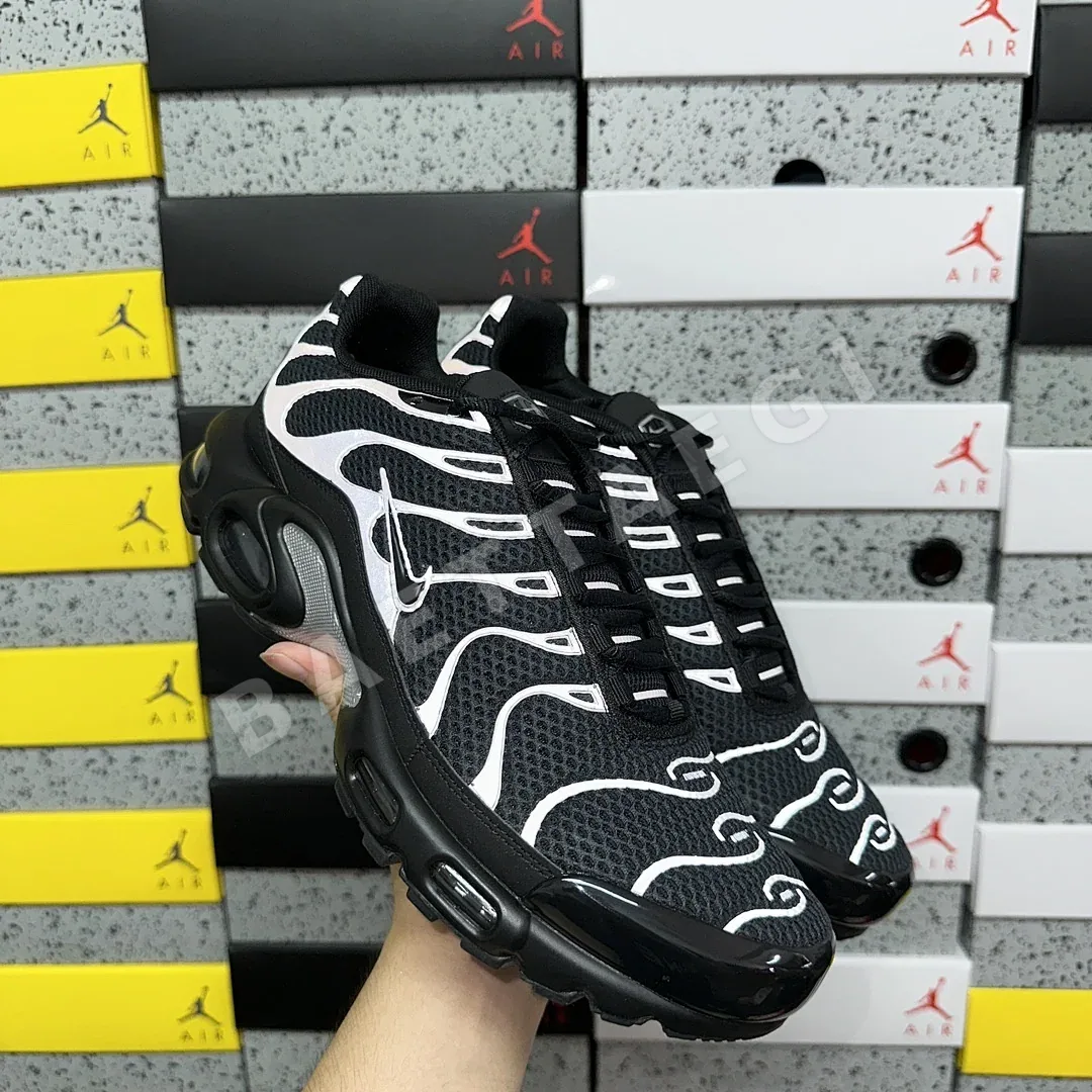 나이키 [DF] 에어 맥스 플러스 프리미엄 HQ3029-001 201069 Nike Air Max Plus Premium Black 상세 이미지 2