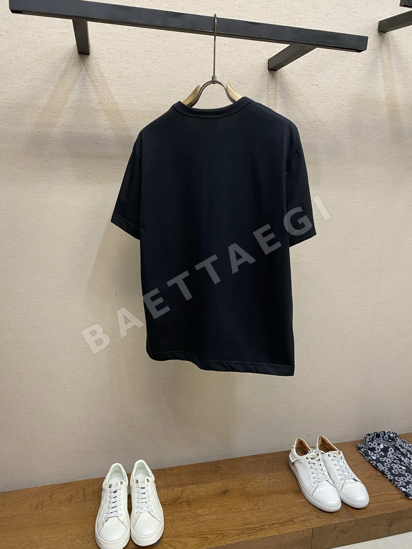 루이비통 골드 로고 포켓 크루넥 반팔 티셔츠 상세 이미지 2