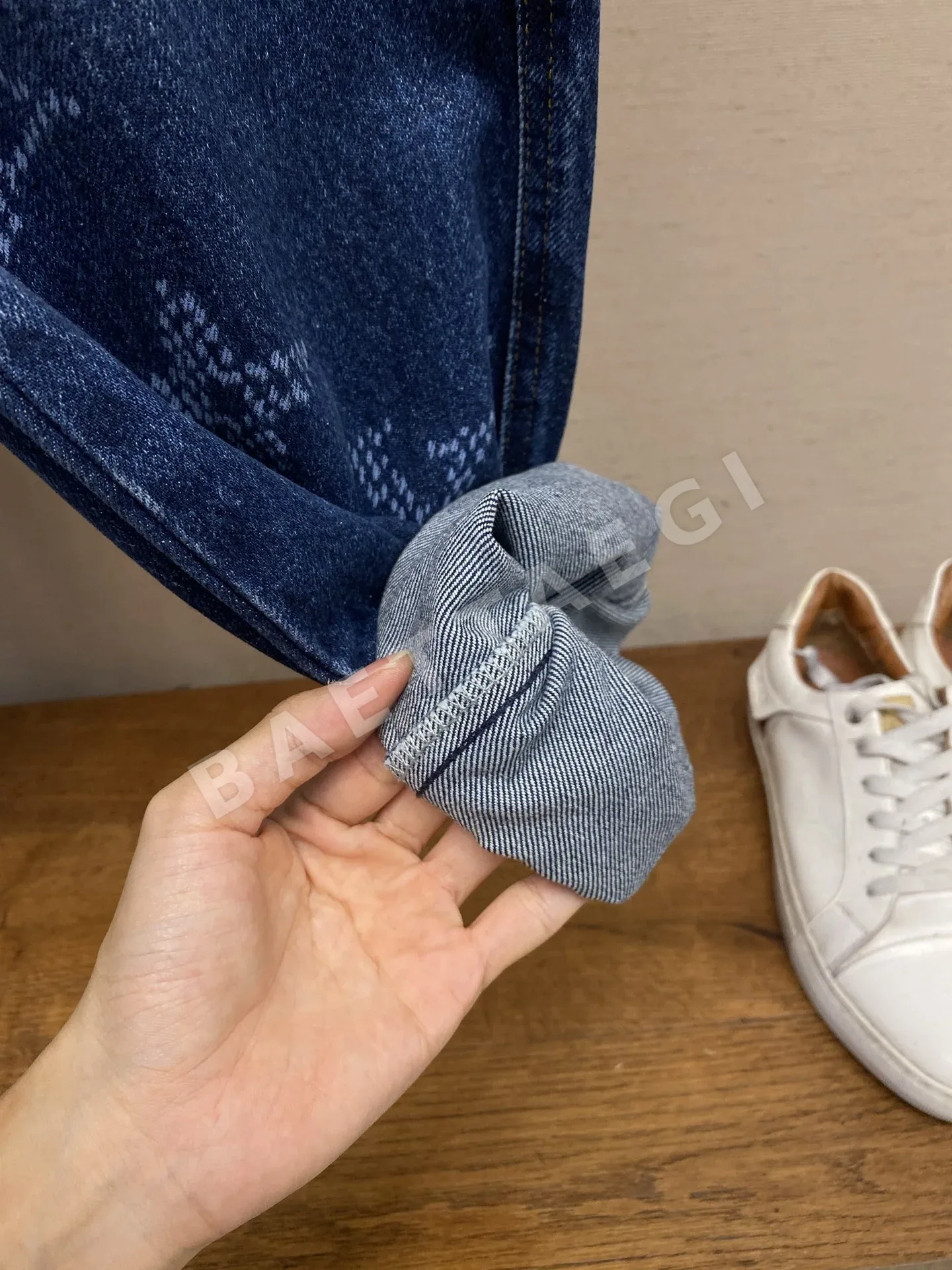 루이비통 LV 그라데이션 로고 진 바지 상세 이미지 8