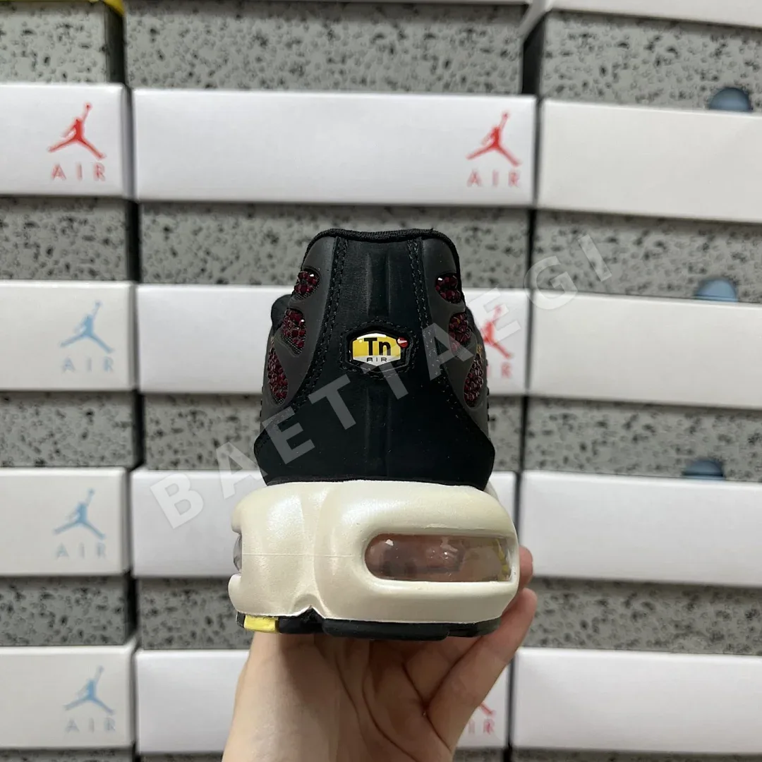 나이키 [DF] 에어 맥스 플러스 블랙 레드 FZ9042-001 201082 Nike Air Max Plus Swarovski Sunset 상세 이미지 3