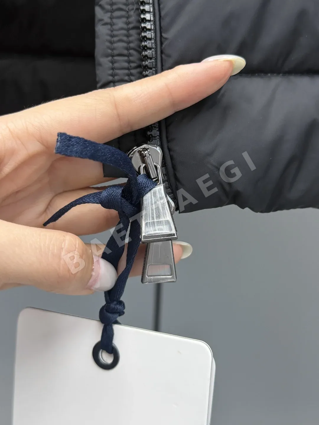 몽클레르 베이디 후드 크롭 슬림핏 여성 패딩 상세 이미지 6