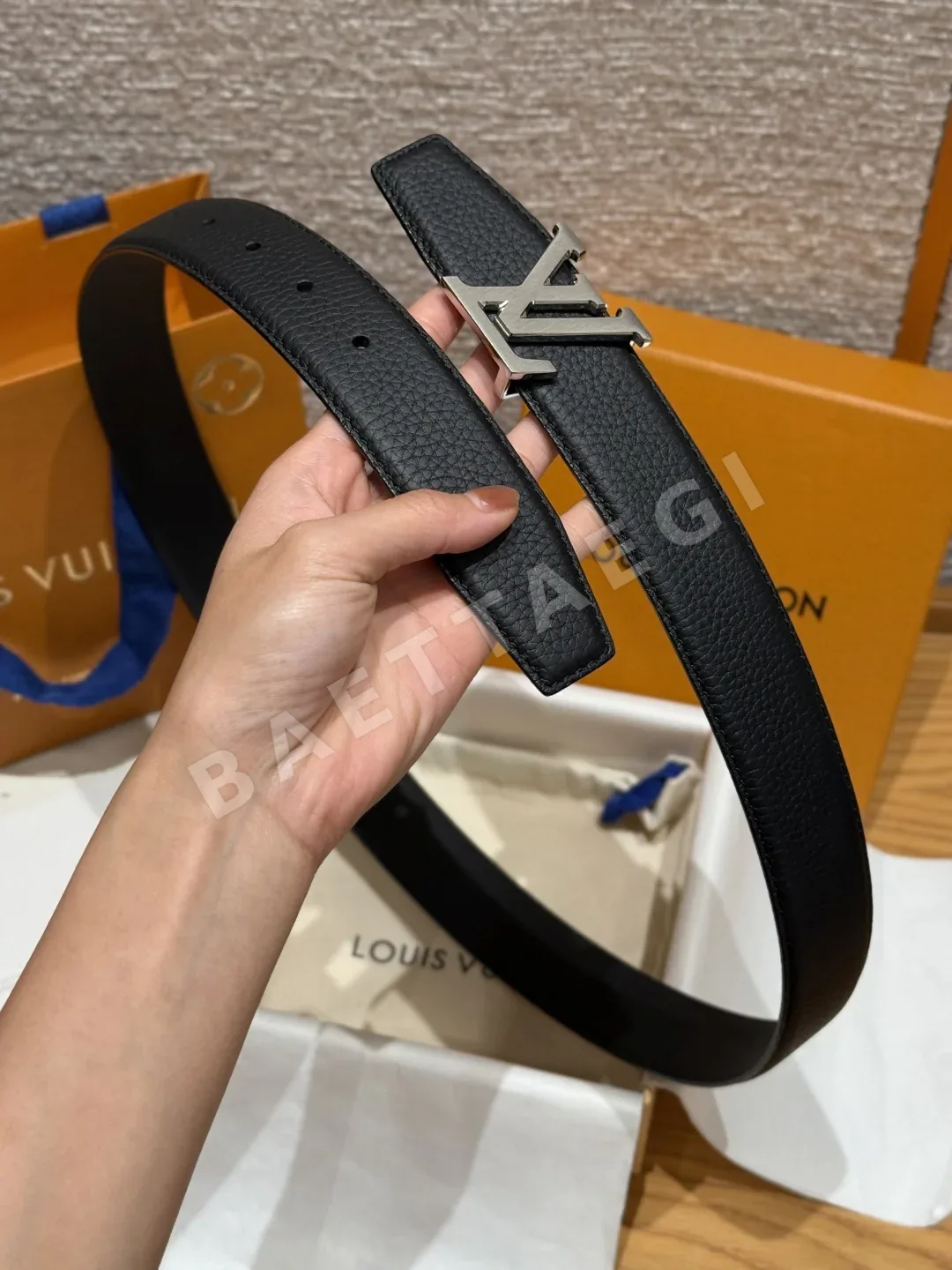 루이비통 이니셜 메탈 리버시블 가죽 벨트 상세 이미지 3