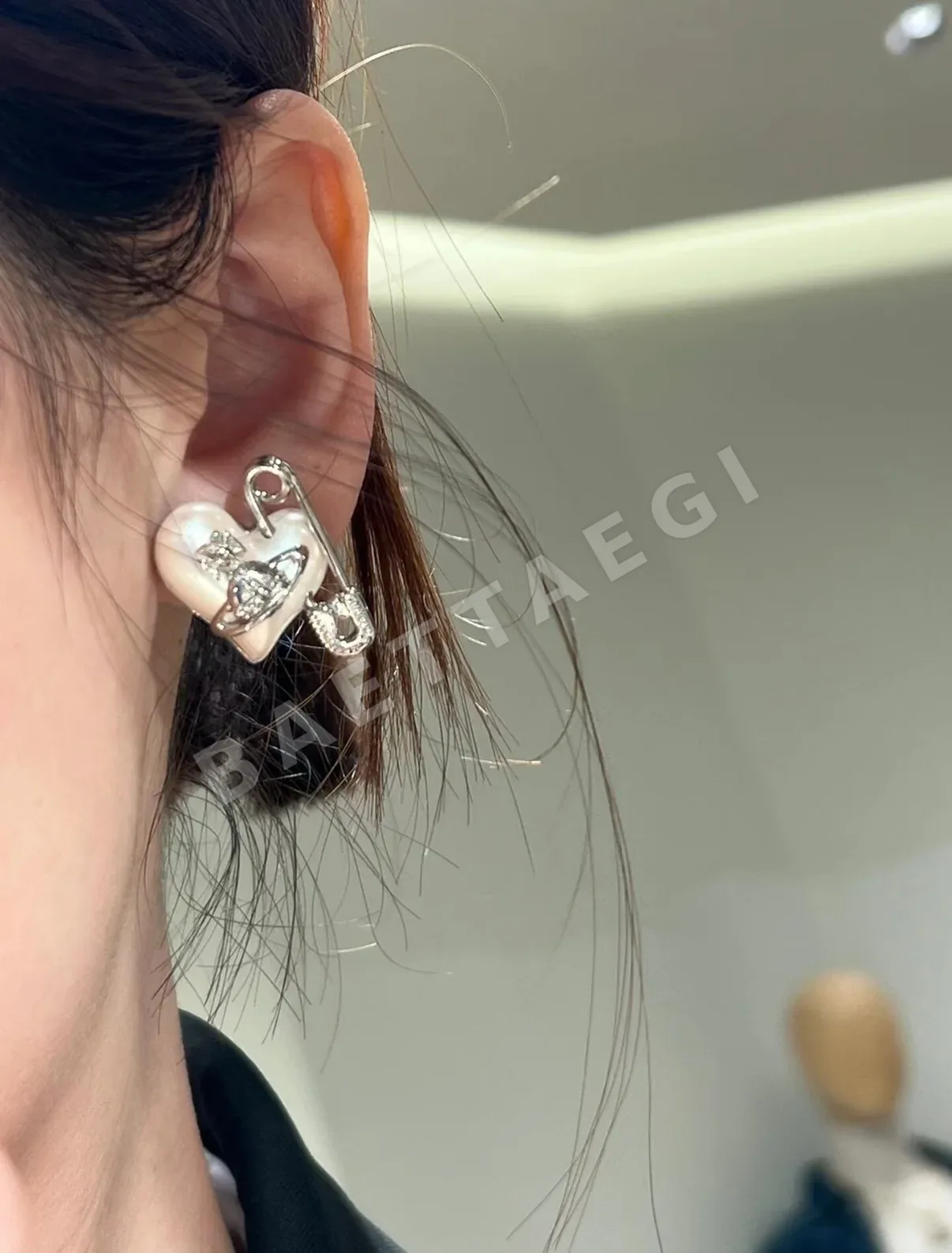 비비안웨스트우드 진주 하트 페이퍼클립 실버 새턴 귀걸이 상세 이미지 9