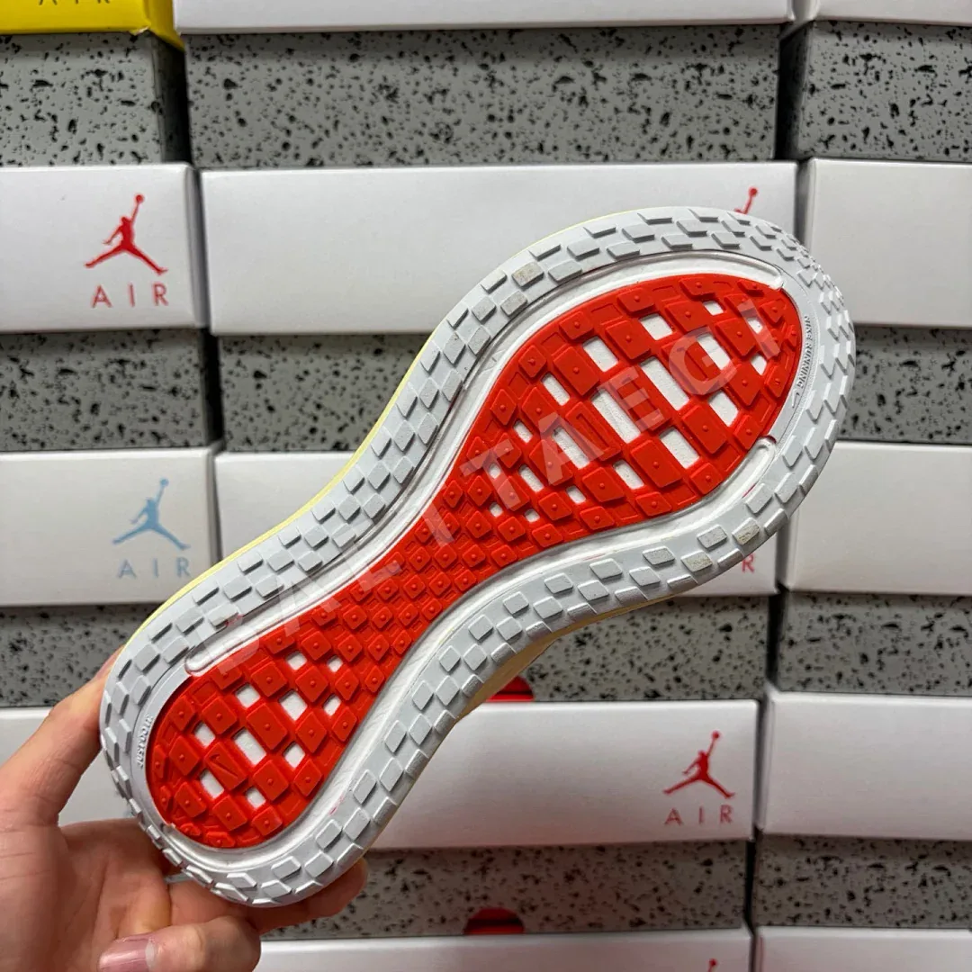 나이키 [GT] 보메로 플러스 IM5020-100 201146 Nike Vomero Plus Football Grey Ashen Slate 상세 이미지 2