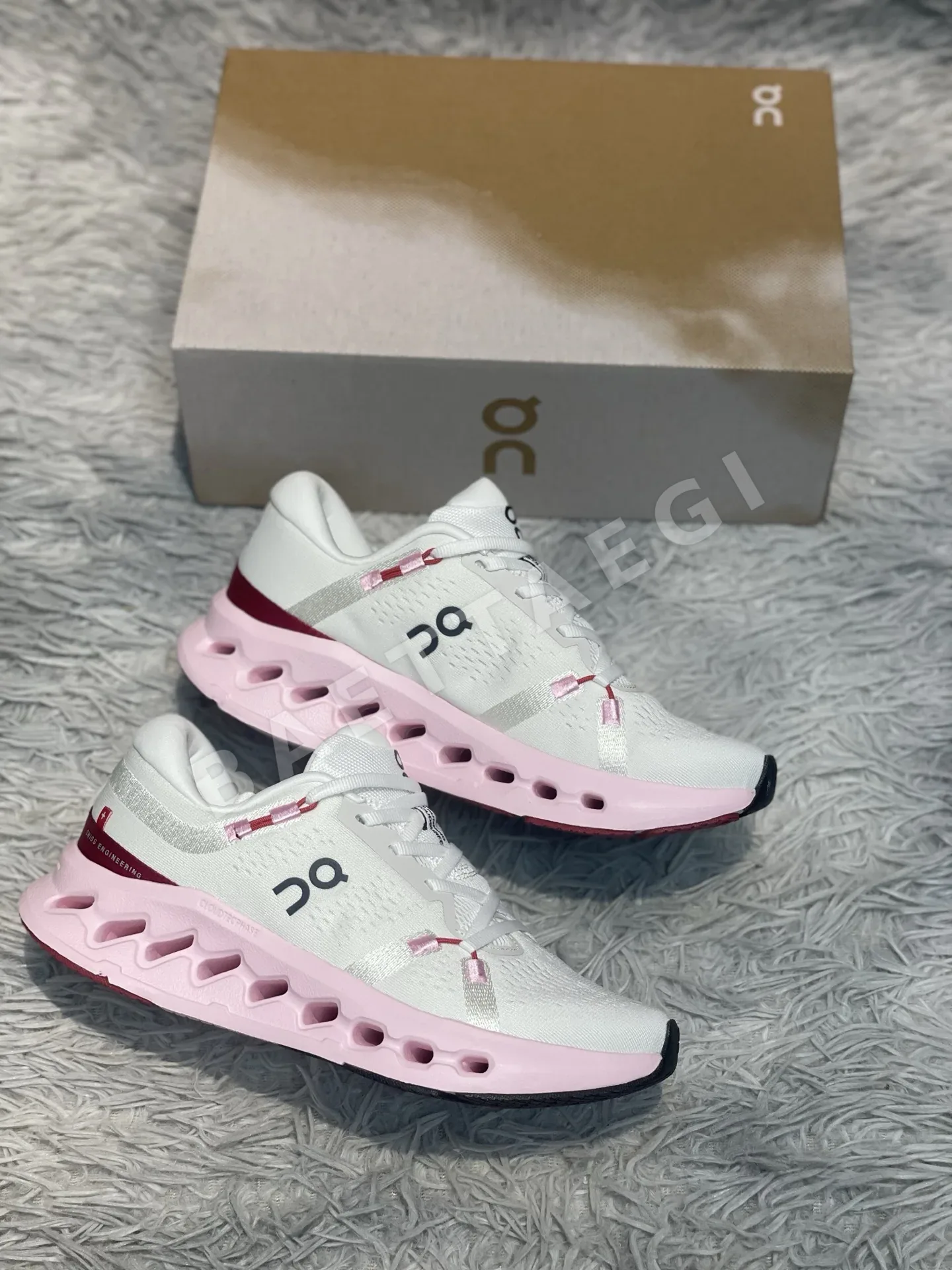 ON Cloudsurfer 2 여성 신발 상세 이미지 9
