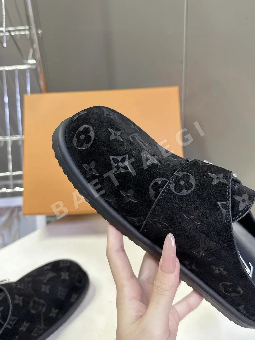 루이비통 스웨이드 메탈 로고 뮬 상세 이미지 7