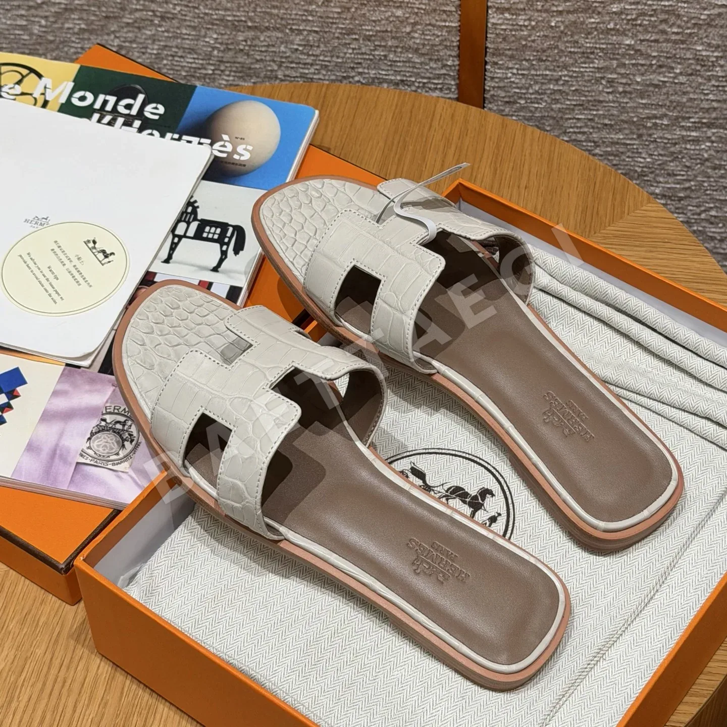 에르메스 오란 샌들 그레셔화이트 악어 가죽 상세 이미지 3